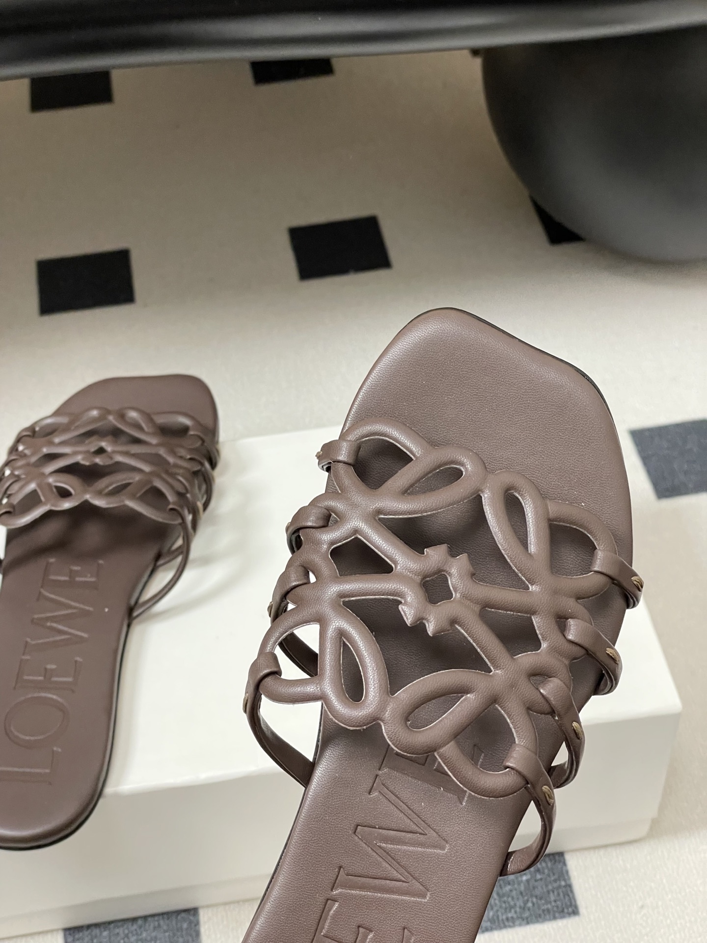 -LOEWE 罗意威 26ss 春夏新款 个性镂空拖鞋 平底凉拖鞋疯狂种草简约设计感觉更干净优雅让你念念