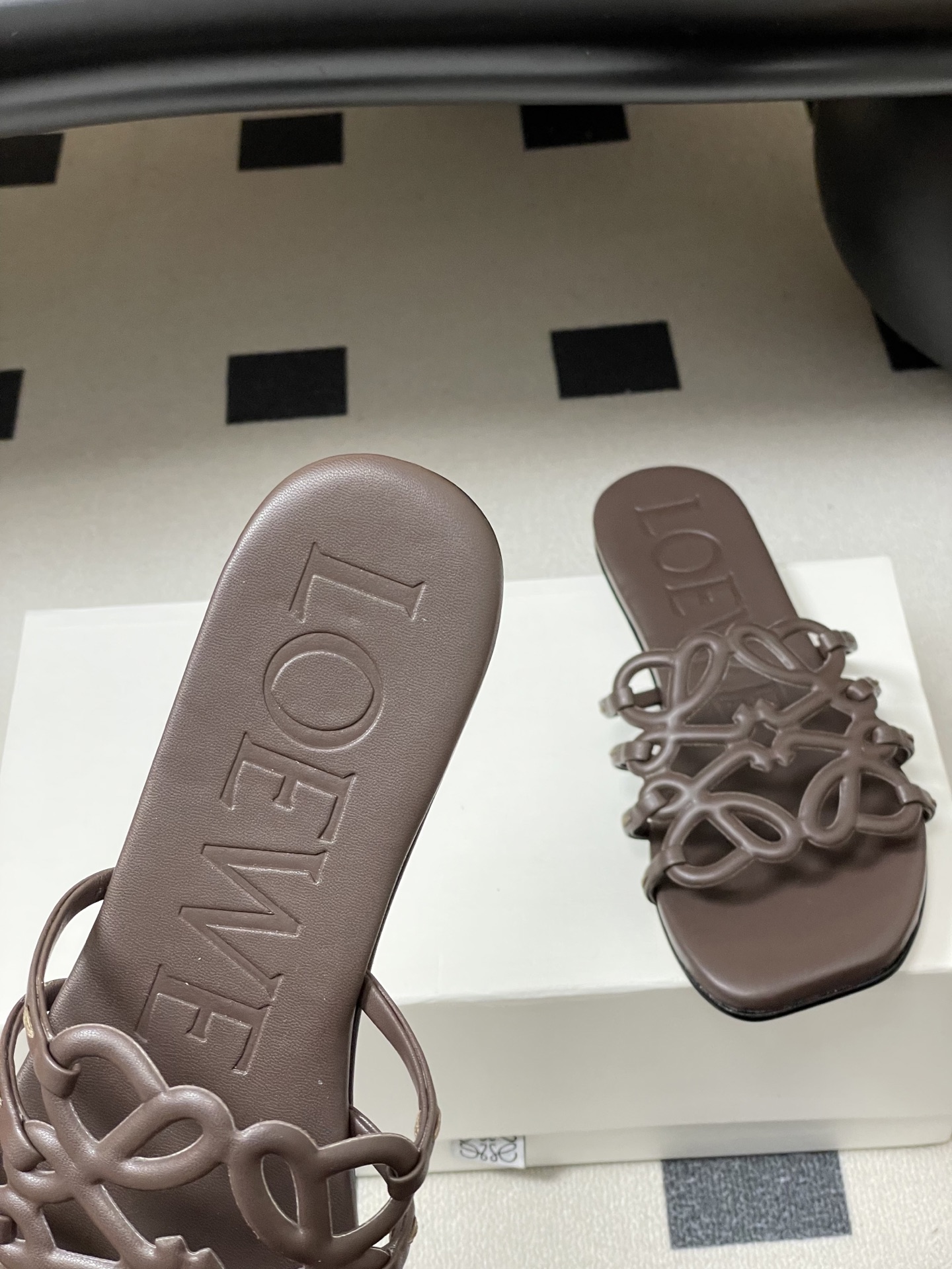 -LOEWE 罗意威 26ss 春夏新款 个性镂空拖鞋 平底凉拖鞋疯狂种草简约设计感觉更干净优雅让你念念