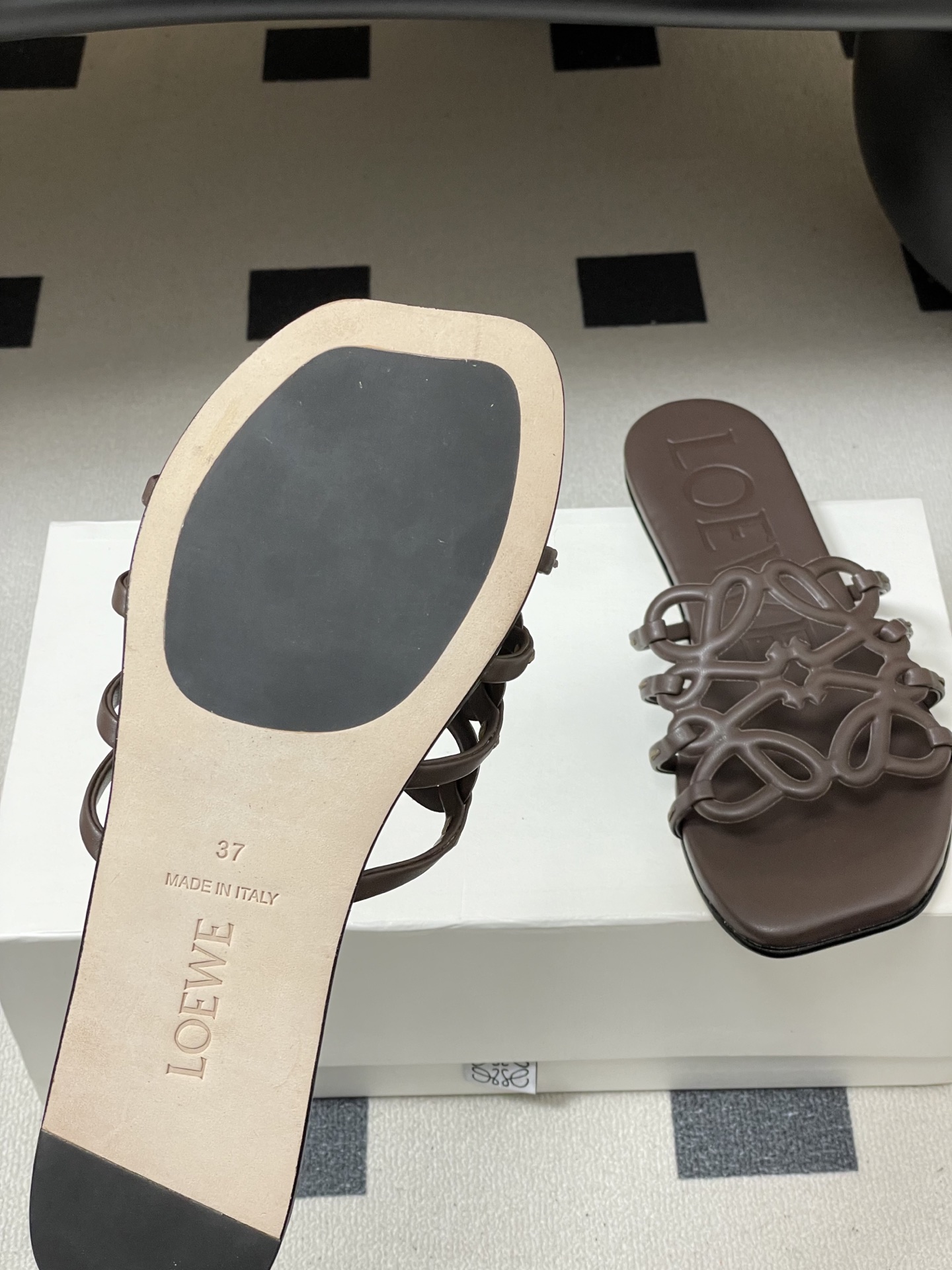 -LOEWE 罗意威 26ss 春夏新款 个性镂空拖鞋 平底凉拖鞋疯狂种草简约设计感觉更干净优雅让你念念