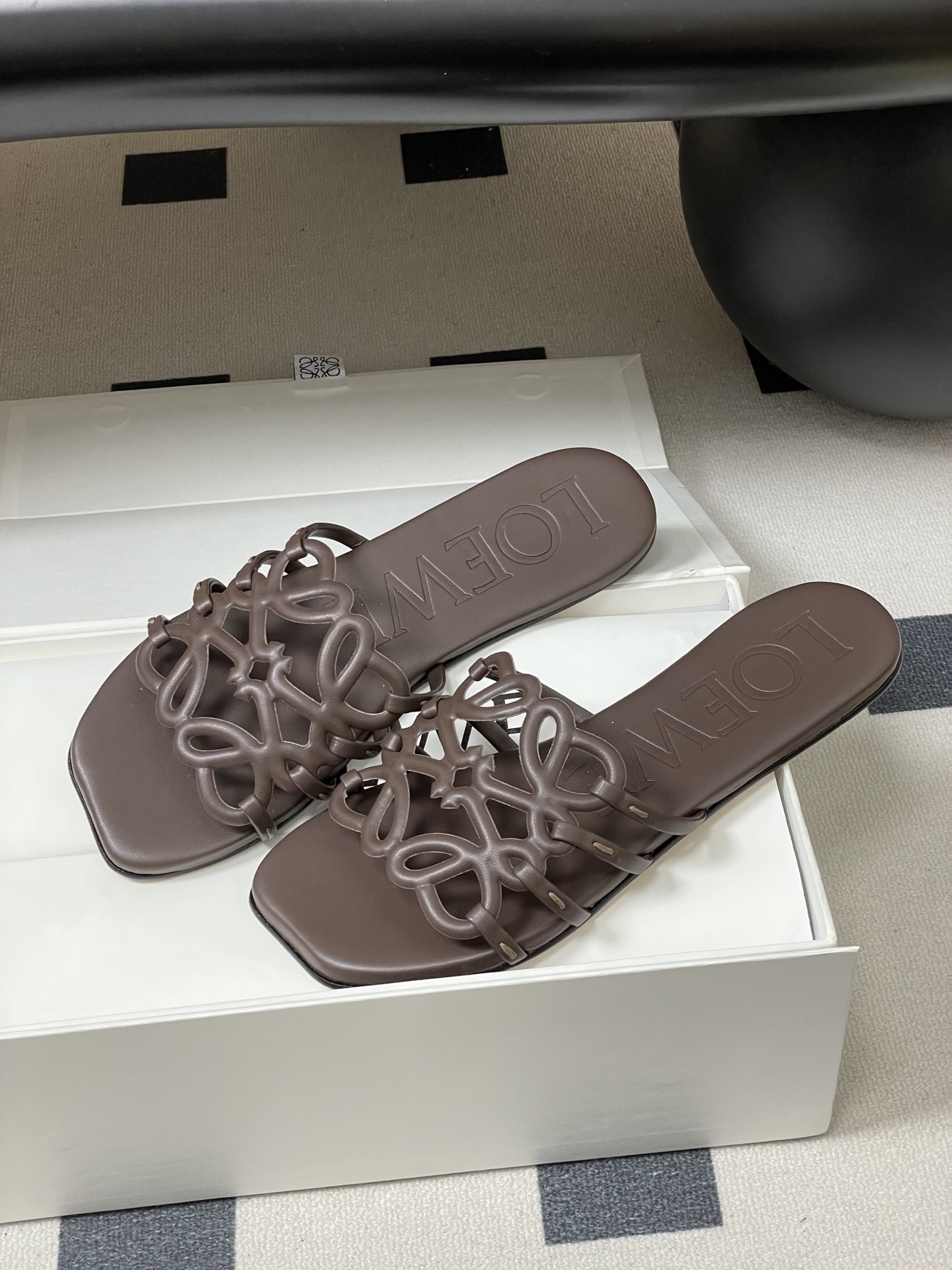 -LOEWE 罗意威 26ss 春夏新款 个性镂空拖鞋 平底凉拖鞋疯狂种草简约设计感觉更干净优雅让你念念