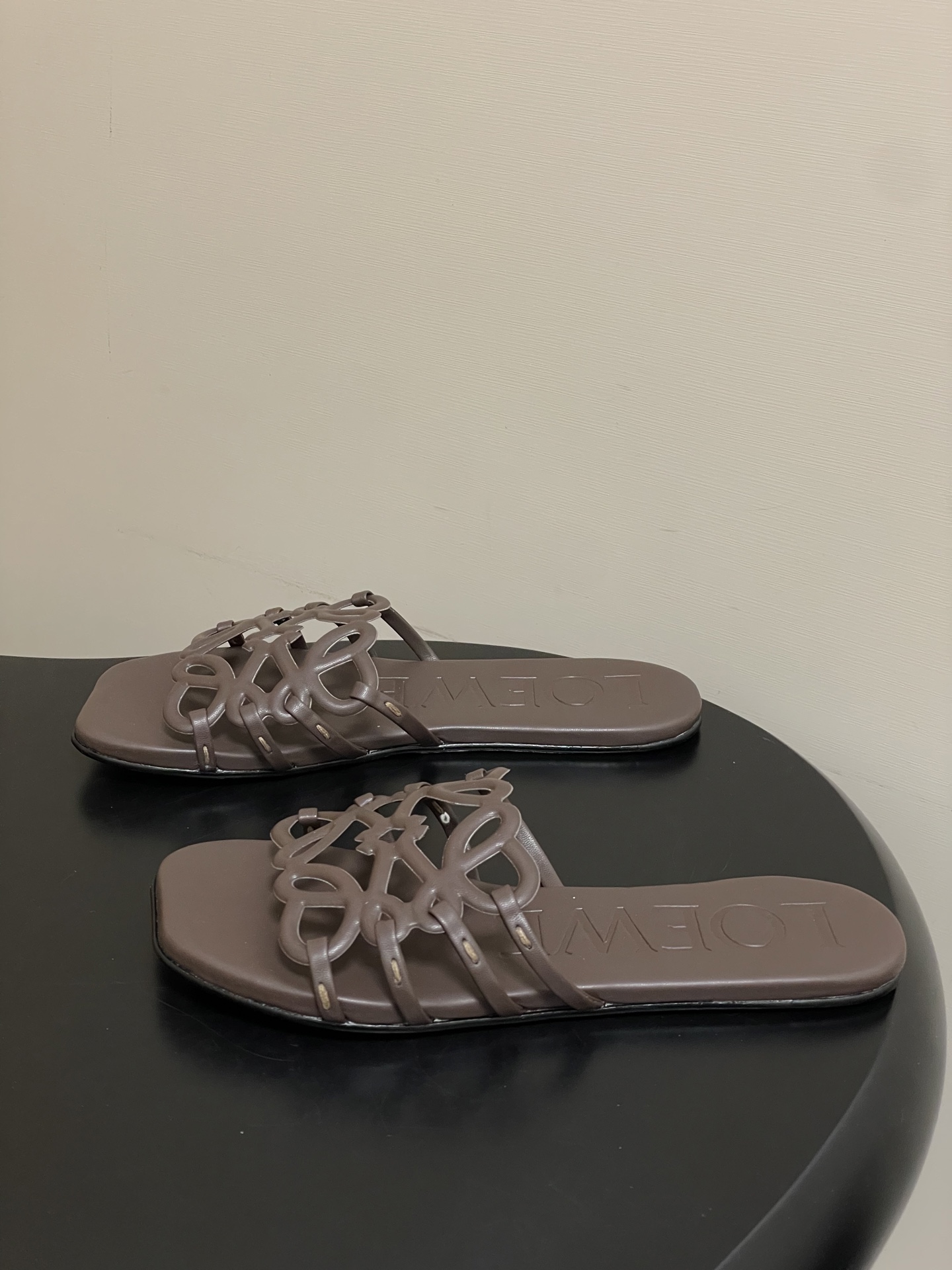 -LOEWE 罗意威 26ss 春夏新款 个性镂空拖鞋 平底凉拖鞋疯狂种草简约设计感觉更干净优雅让你念念