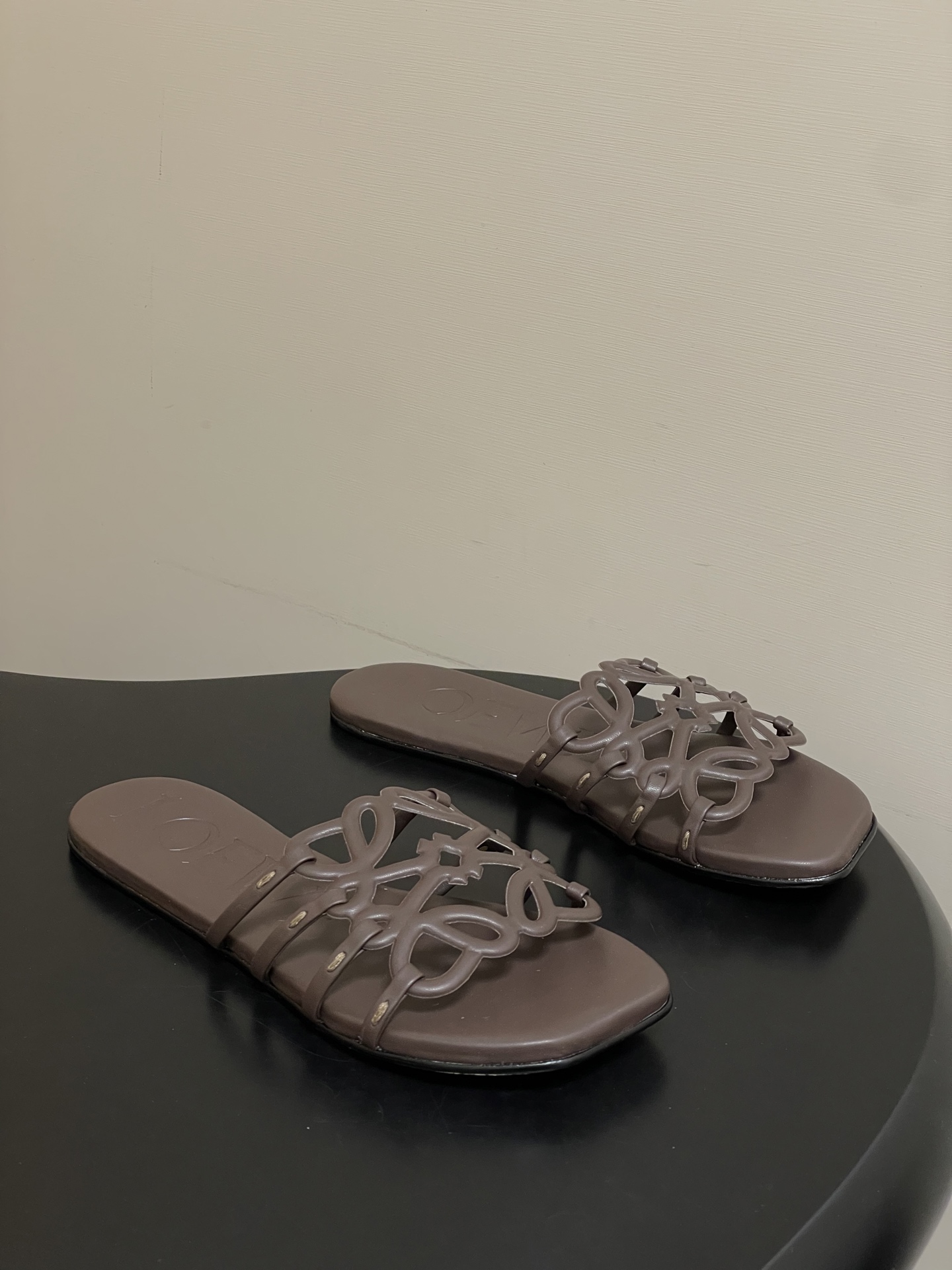 -LOEWE 罗意威 26ss 春夏新款 个性镂空拖鞋 平底凉拖鞋疯狂种草简约设计感觉更干净优雅让你念念