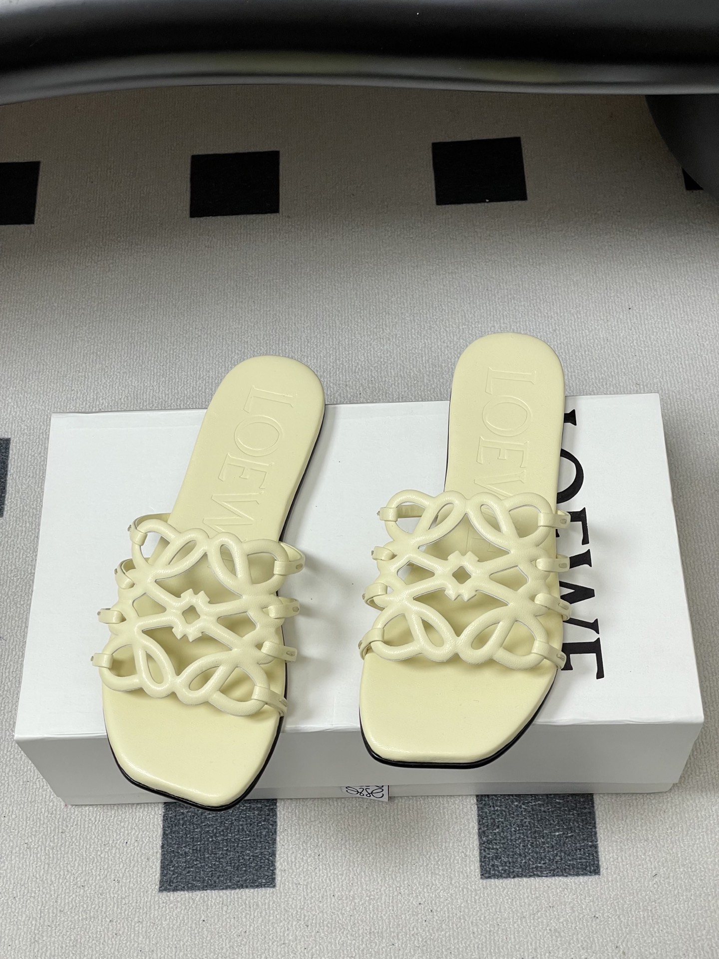 -LOEWE 罗意威 26ss 春夏新款 个性镂空拖鞋 平底凉拖鞋疯狂种草简约设计感觉更干净优雅让你念念