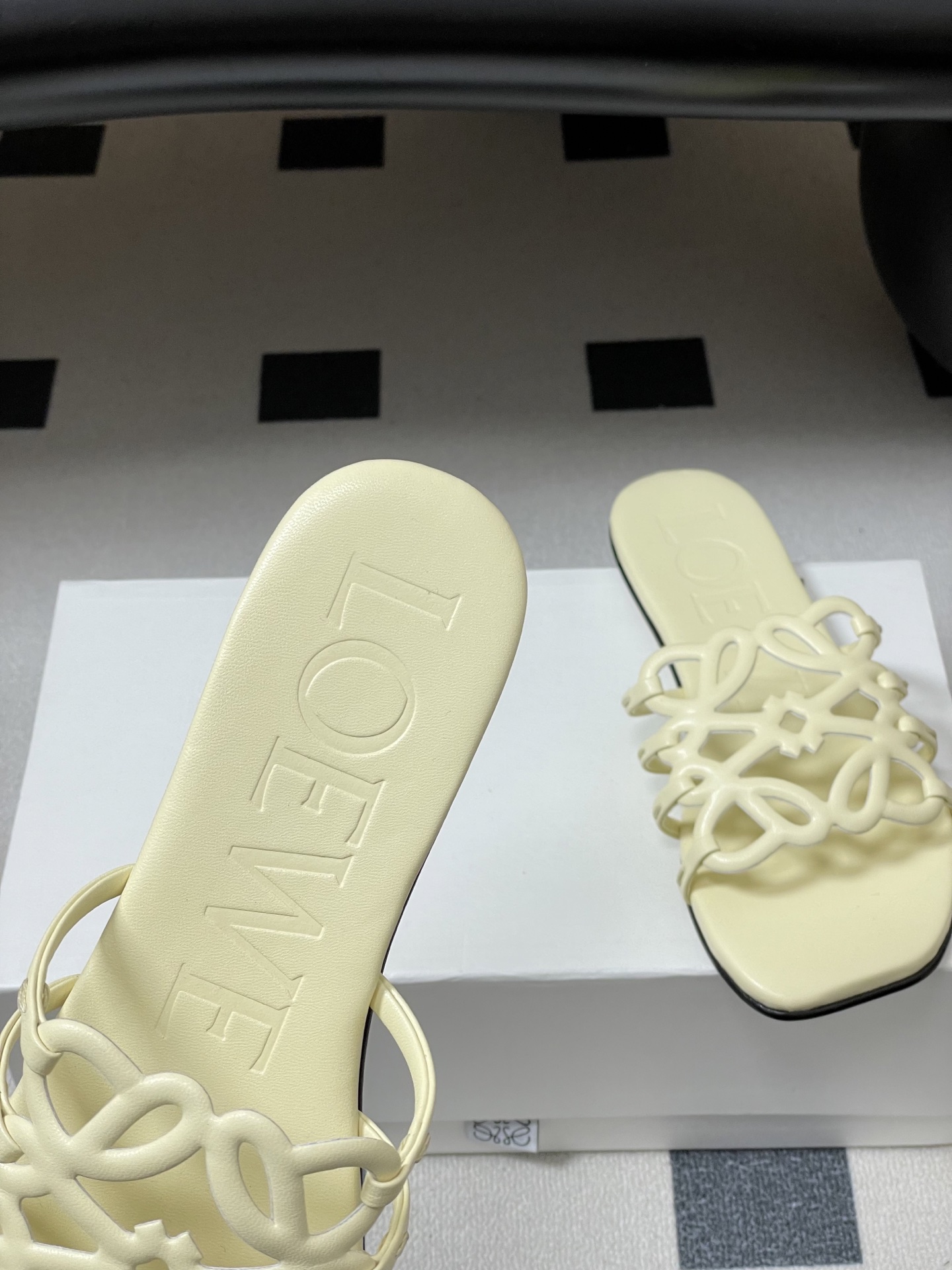 -LOEWE 罗意威 26ss 春夏新款 个性镂空拖鞋 平底凉拖鞋疯狂种草简约设计感觉更干净优雅让你念念