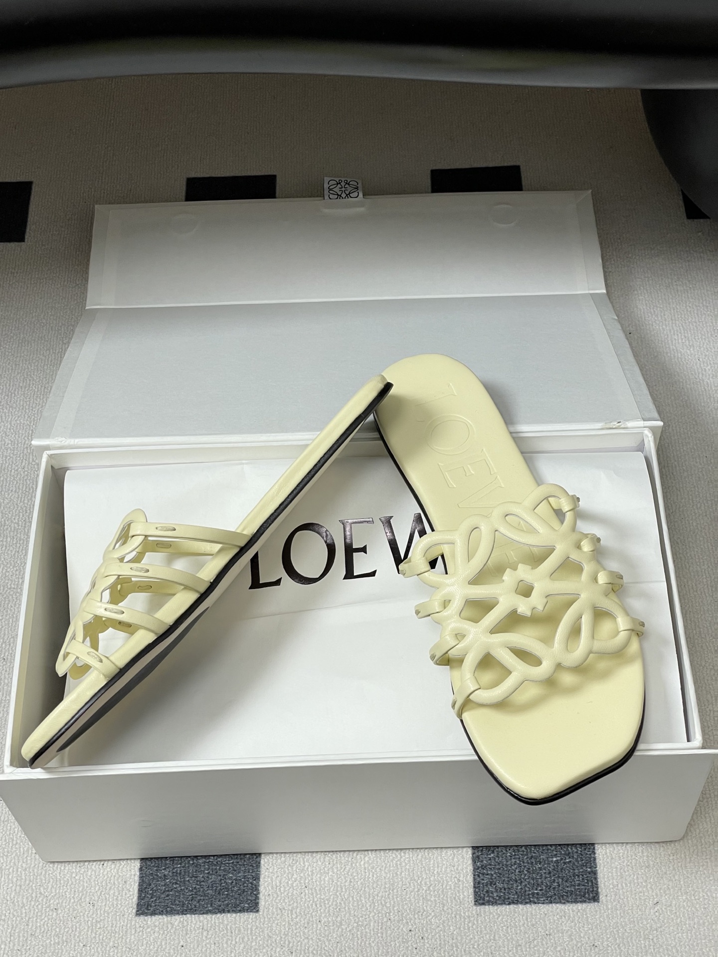 -LOEWE 罗意威 26ss 春夏新款 个性镂空拖鞋 平底凉拖鞋疯狂种草简约设计感觉更干净优雅让你念念