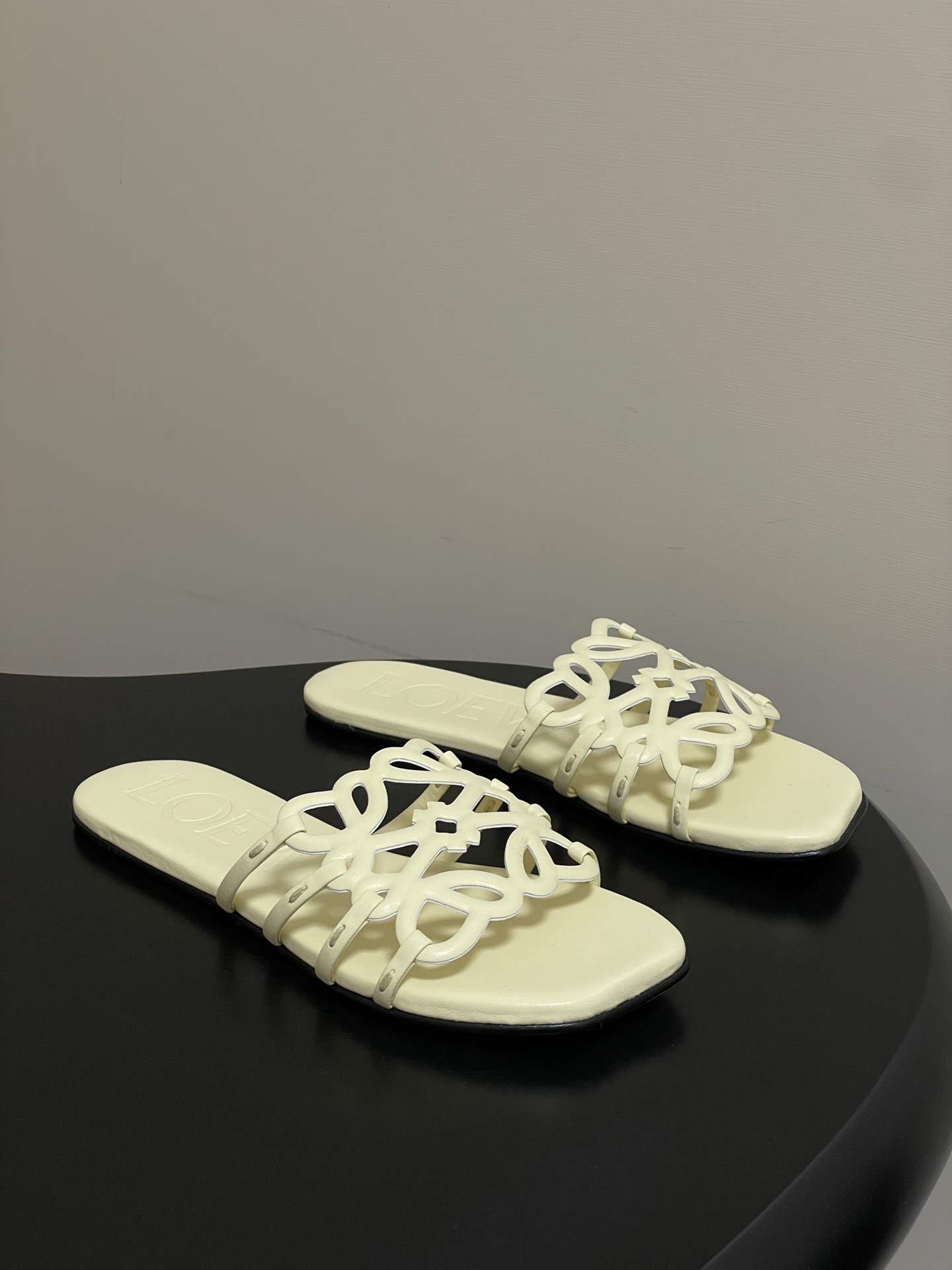 -LOEWE 罗意威 26ss 春夏新款 个性镂空拖鞋 平底凉拖鞋疯狂种草简约设计感觉更干净优雅让你念念