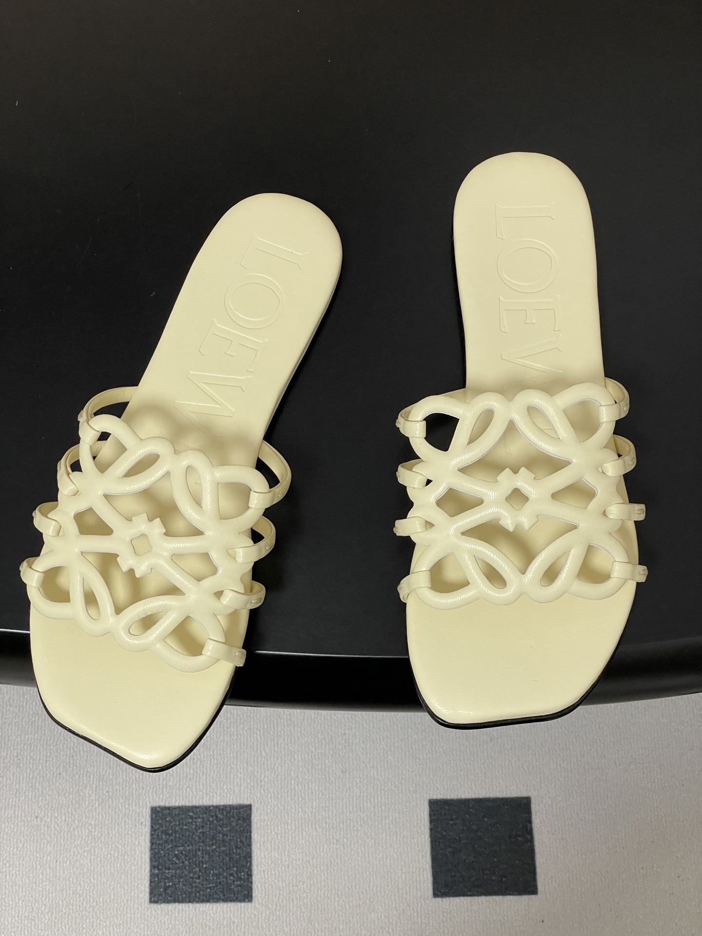 -LOEWE 罗意威 26ss 春夏新款 个性镂空拖鞋 平底凉拖鞋疯狂种草简约设计感觉更干净优雅让你念念