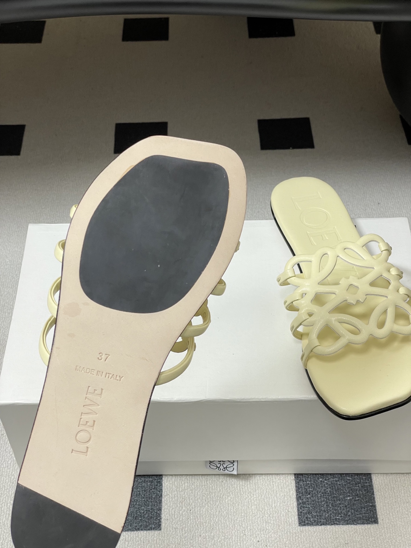 -LOEWE 罗意威 26ss 春夏新款 个性镂空拖鞋 平底凉拖鞋疯狂种草简约设计感觉更干净优雅让你念念