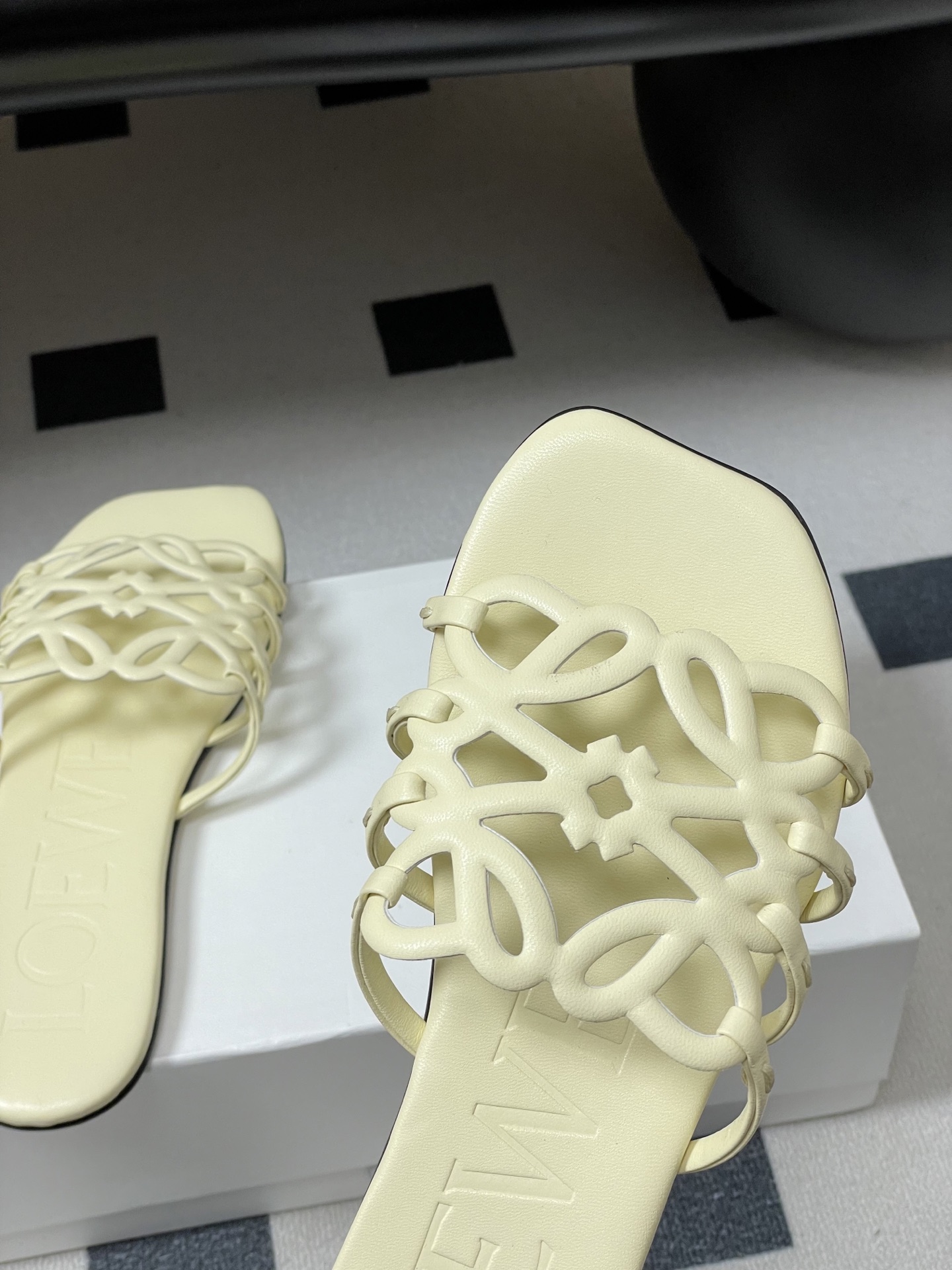 -LOEWE 罗意威 26ss 春夏新款 个性镂空拖鞋 平底凉拖鞋疯狂种草简约设计感觉更干净优雅让你念念