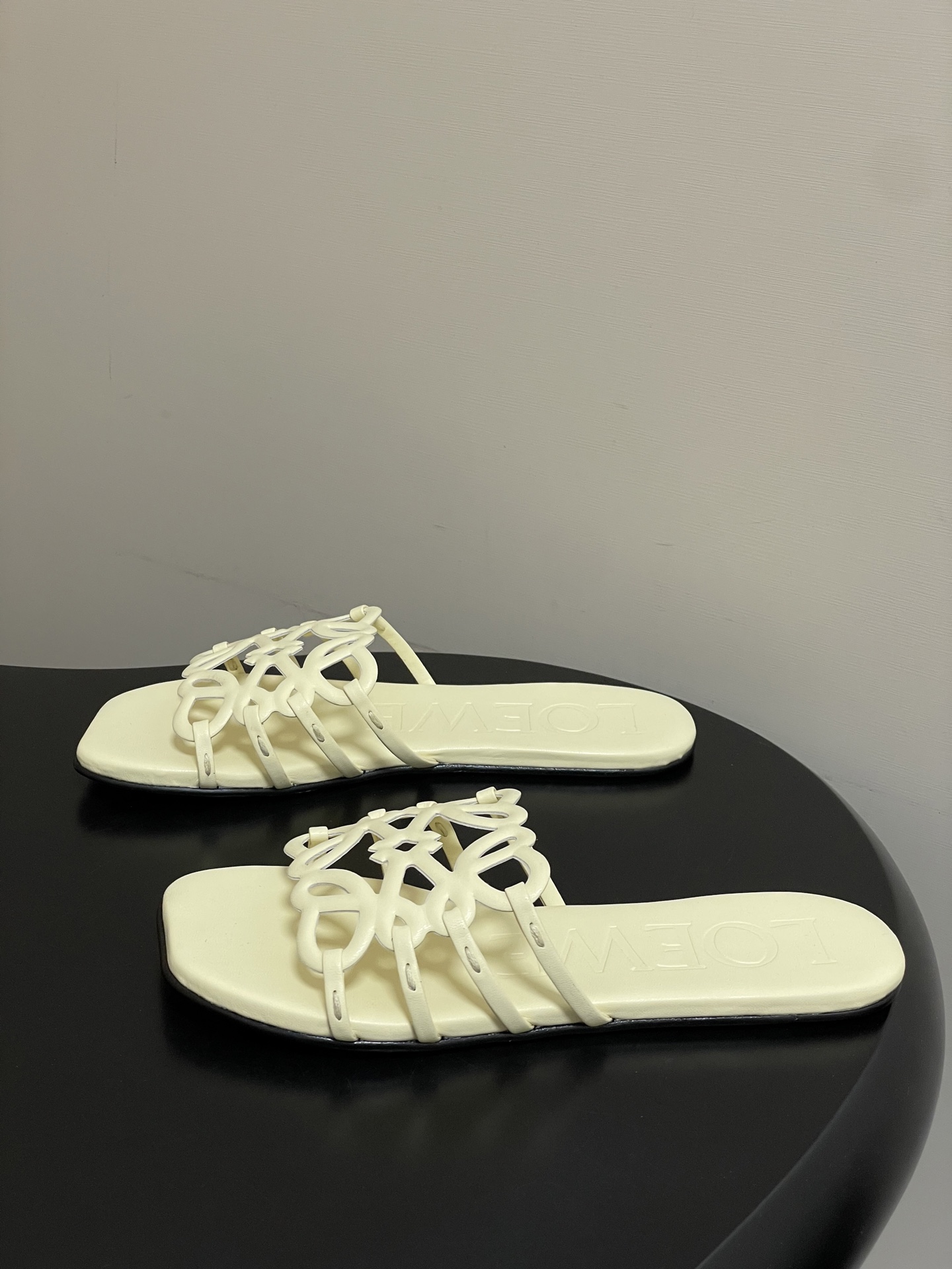 -LOEWE 罗意威 26ss 春夏新款 个性镂空拖鞋 平底凉拖鞋疯狂种草简约设计感觉更干净优雅让你念念