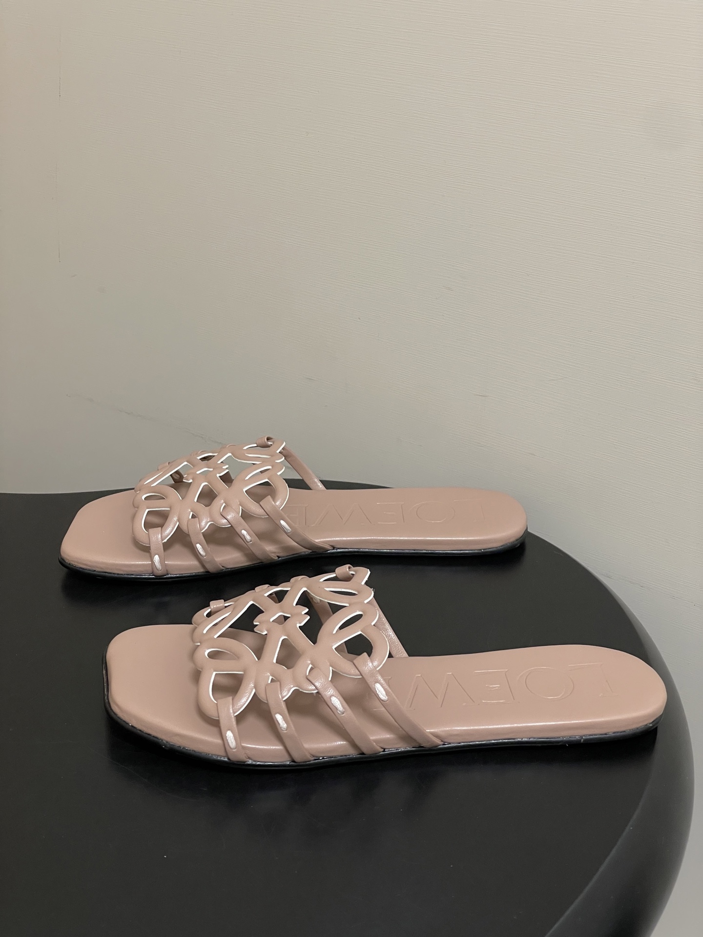 -LOEWE 罗意威 26ss 春夏新款 个性镂空拖鞋 平底凉拖鞋疯狂种草简约设计感觉更干净优雅让你念念