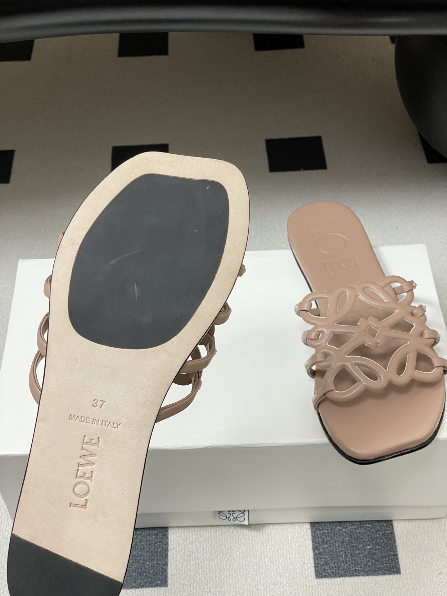 -LOEWE 罗意威 26ss 春夏新款 个性镂空拖鞋 平底凉拖鞋疯狂种草简约设计感觉更干净优雅让你念念