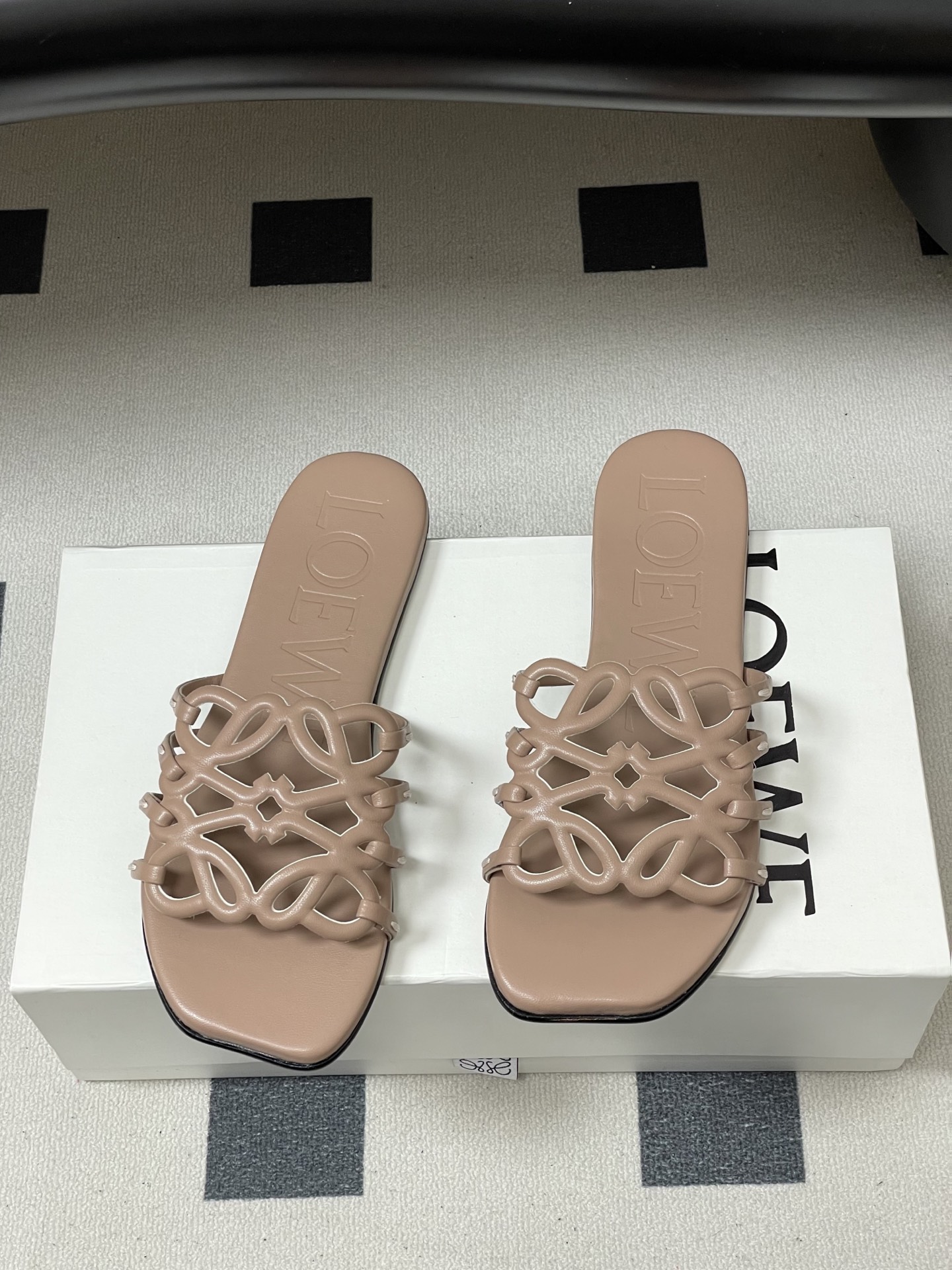 -LOEWE 罗意威 26ss 春夏新款 个性镂空拖鞋 平底凉拖鞋疯狂种草简约设计感觉更干净优雅让你念念