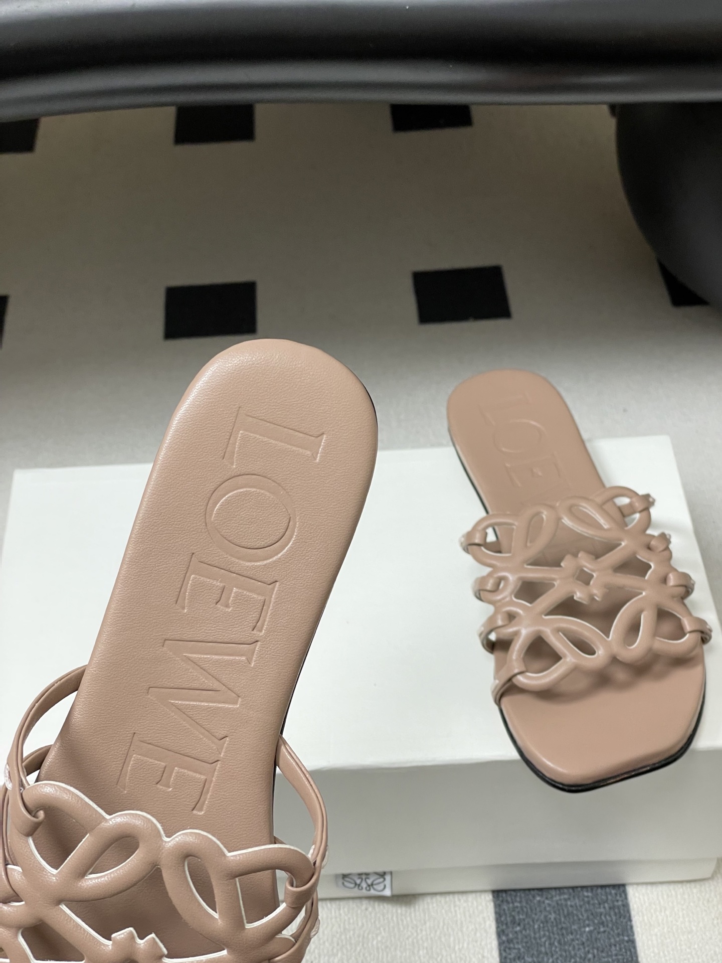 -LOEWE 罗意威 26ss 春夏新款 个性镂空拖鞋 平底凉拖鞋疯狂种草简约设计感觉更干净优雅让你念念