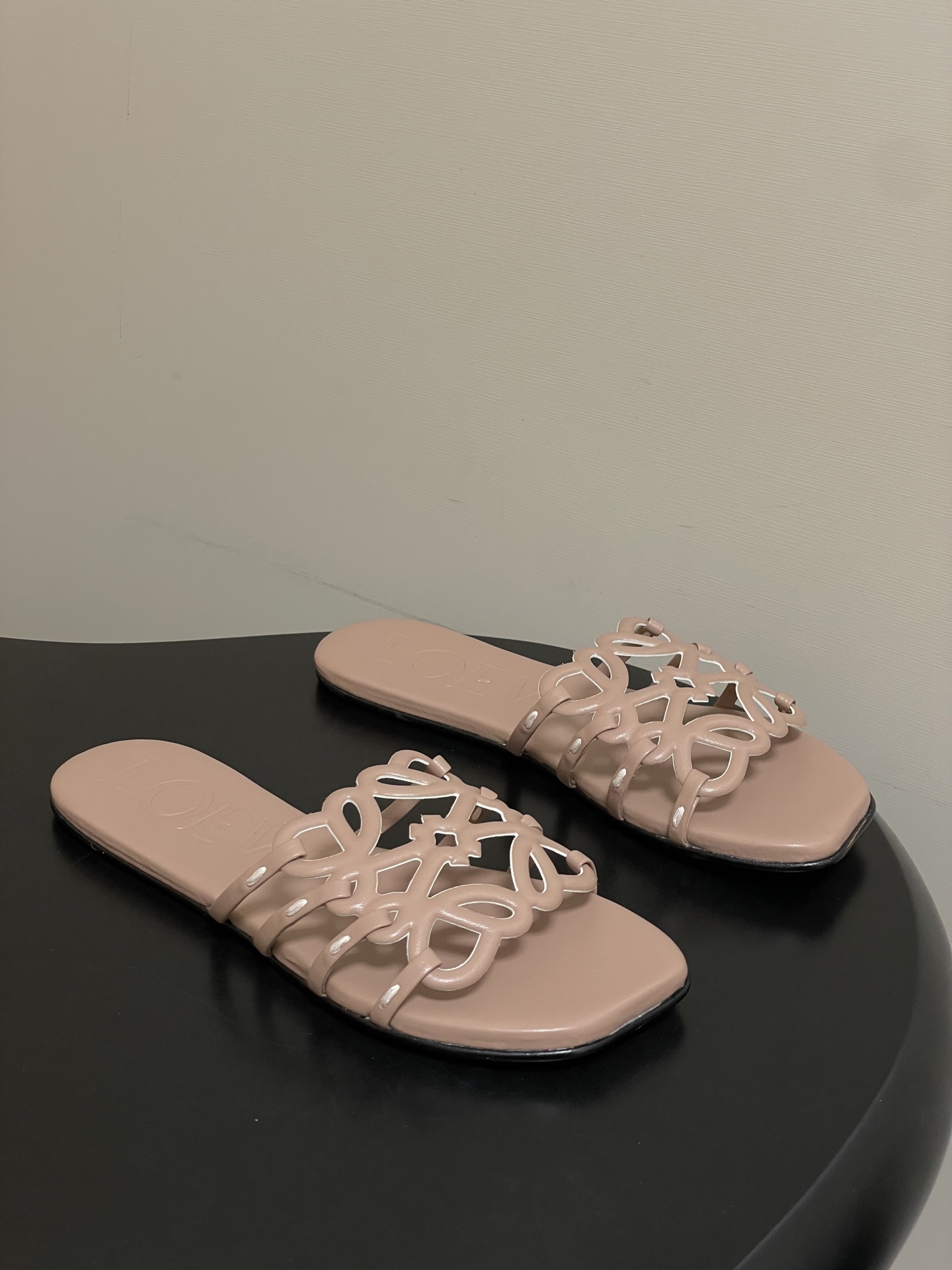 NO:749372,- LOEWE 26ss spring and summer new style, personalized hollow slippers, flat sandals, crazy grass simple design, which feels cleaner and more elegant, which will make you miss it. The color is also very attractive and beautiful, and it is full of aura when you put it on your feet. It is invincibly handsome and stylish. The upper is made of cowhide print, and the lining is sheepskin. The sole is Italian genuine leather. The size is 35-39 (40.41.42)  Customized (non-refundable), slippers, loewe, loewe, slippers, cowhide, sheepskin, Leather soles19860909- LOEWE 罗意威 26ss 春夏新款 个性镂空拖鞋 平底凉拖鞋 疯狂种草简约设计感觉更干净优雅 让你念念不忘 颜色也很耐看漂亮,上脚瞬间气质十足气场,简直无敌帅气有型 鞋面采用牛皮印花 内里垫脚羊皮 鞋底意大利真皮大底 码数35-39（40.41.42 定做不退换）,拖鞋,loewe,loewe,slippers,cowhide,sheepskin,Leather soles,Women's Shoes