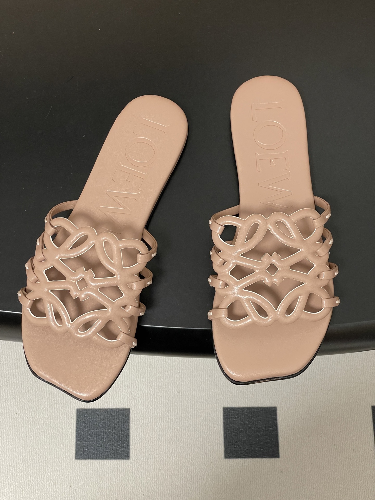 -LOEWE 罗意威 26ss 春夏新款 个性镂空拖鞋 平底凉拖鞋疯狂种草简约设计感觉更干净优雅让你念念