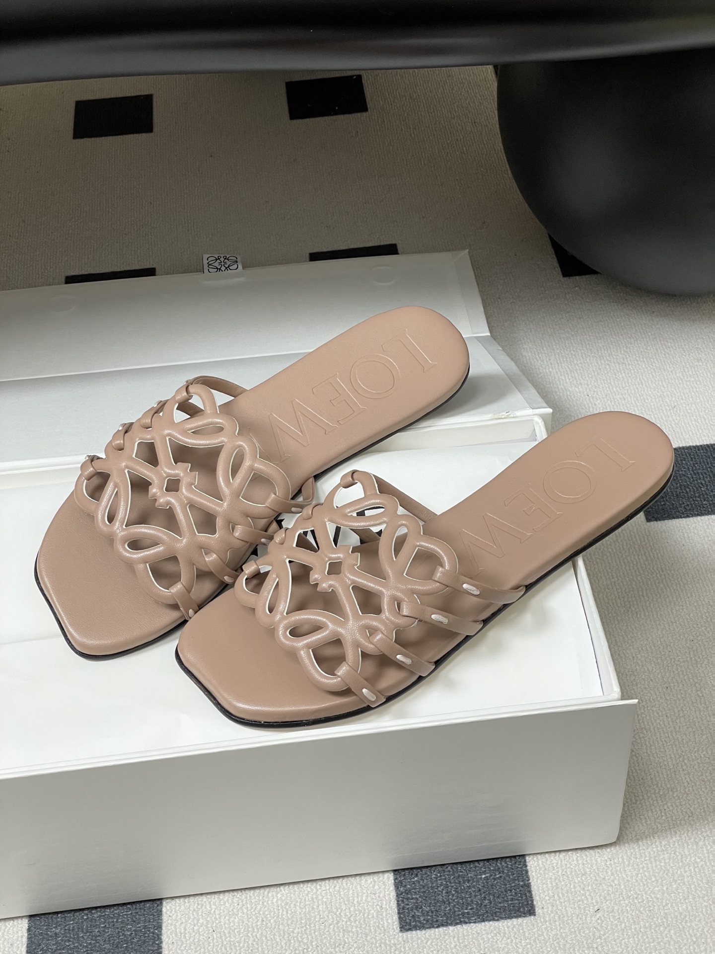 -LOEWE 罗意威 26ss 春夏新款 个性镂空拖鞋 平底凉拖鞋疯狂种草简约设计感觉更干净优雅让你念念