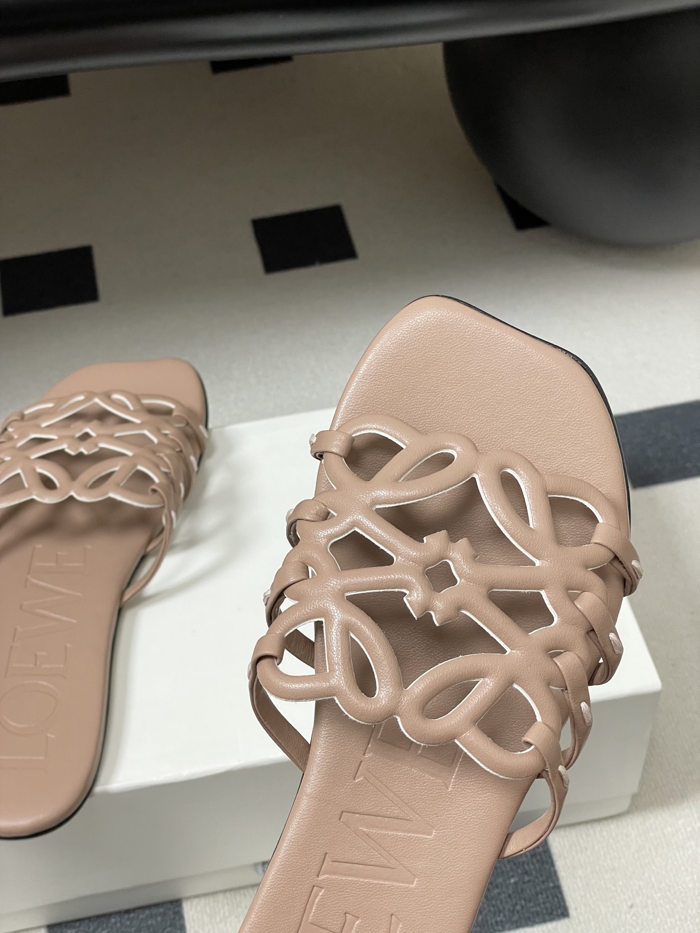 -LOEWE 罗意威 26ss 春夏新款 个性镂空拖鞋 平底凉拖鞋疯狂种草简约设计感觉更干净优雅让你念念