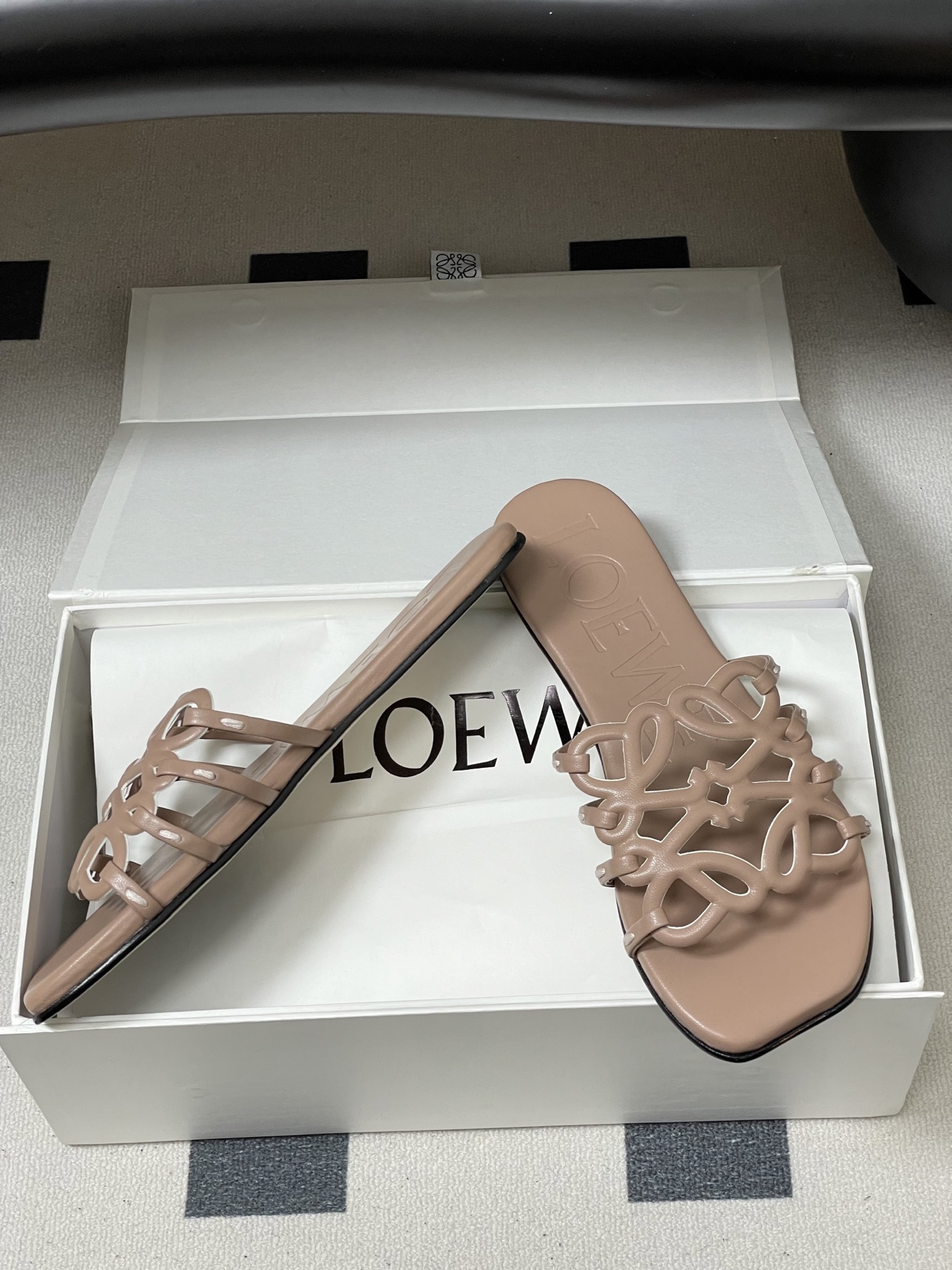 -LOEWE 罗意威 26ss 春夏新款 个性镂空拖鞋 平底凉拖鞋疯狂种草简约设计感觉更干净优雅让你念念