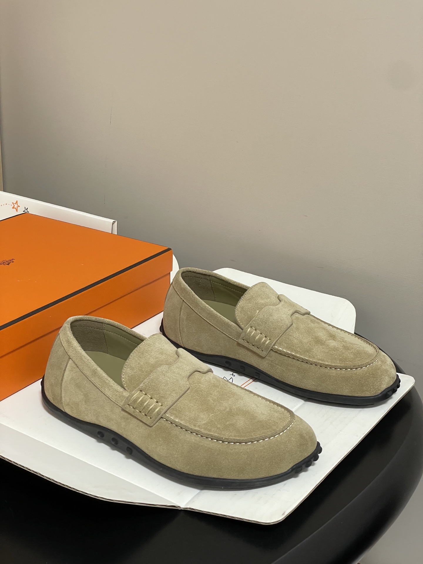 NO:757448,-Produced in Guangzhou (with high-end airplane box) Hermes Hermès H family 26s new spring and summer Lazy loafers series suede suede round-toe retro old money style loafers Birkenstock style casual shoes Suede calfskin loafers, classic 'H' shaped upper details, soles decorated with Medor rivets. Suitable for summer wear, creating a leisurely style.  This model has a comfortable upper with good ductility. The heel is made of soft material that can comfortably fit the ankle and is easy to wear, allowing you to have a comfortable and relaxed experience in your daily life. Upper: Customized high-mercerized cowhide leather, lining lambskin, molded rubber outsole, size:  35-39 (40.41 custom-made, non-refundable), loafers, hermes, hermes, loafers, cowhide, sheepskin, chamois leather19860909-莞产（配高档飞机盒） Hermes 爱马仕H家 26s春夏新款Lazy乐福鞋系列麂皮绒面圆头复古老钱风乐福鞋勃肯风休闲鞋 麂皮小牛皮乐福鞋,经典'H'型鞋面细节,鞋底饰有Medor铆钉.适合夏日穿着,打造悠闲风格. 此款拥有舒适的鞋面,具有很好的延展性,后跟采用柔软材质能够舒适贴合脚踝,穿着轻松,让您在平时生活中有舒适和轻松的体验. 鞋面: 定制高丝光牛猄皮 内里垫脚小羊皮 鞋底开模橡胶大底 码数: 35-39（40.41定做不退换）,乐福鞋,hermes,hermes,loafers,cowhide,sheepskin,chamois leather,Women's Shoes