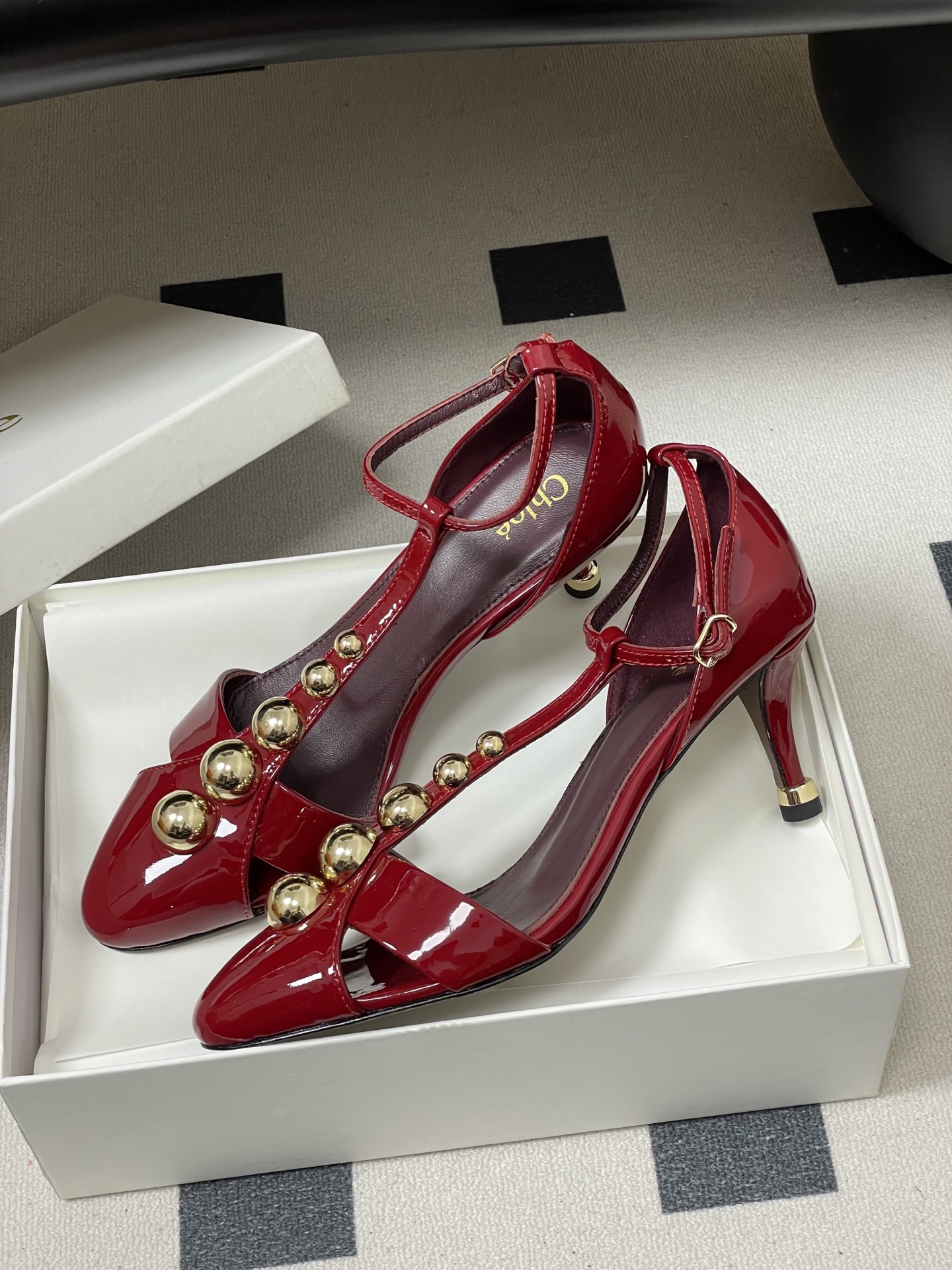 -Chloe蔻依 26ss春夏新款 小坡跟芭蕾舞鞋圆头漆皮简约优雅玛丽珍鞋高跟单鞋复古 T 字带金圆珠凉