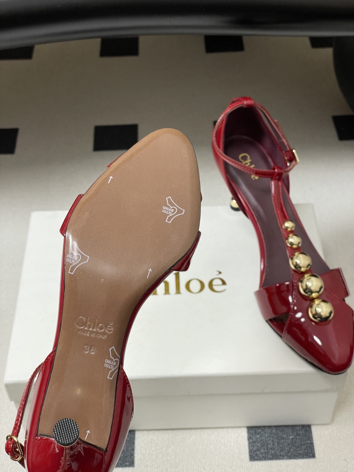 -Chloe蔻依 26ss春夏新款 小坡跟芭蕾舞鞋圆头漆皮简约优雅玛丽珍鞋高跟单鞋复古 T 字带金圆珠凉