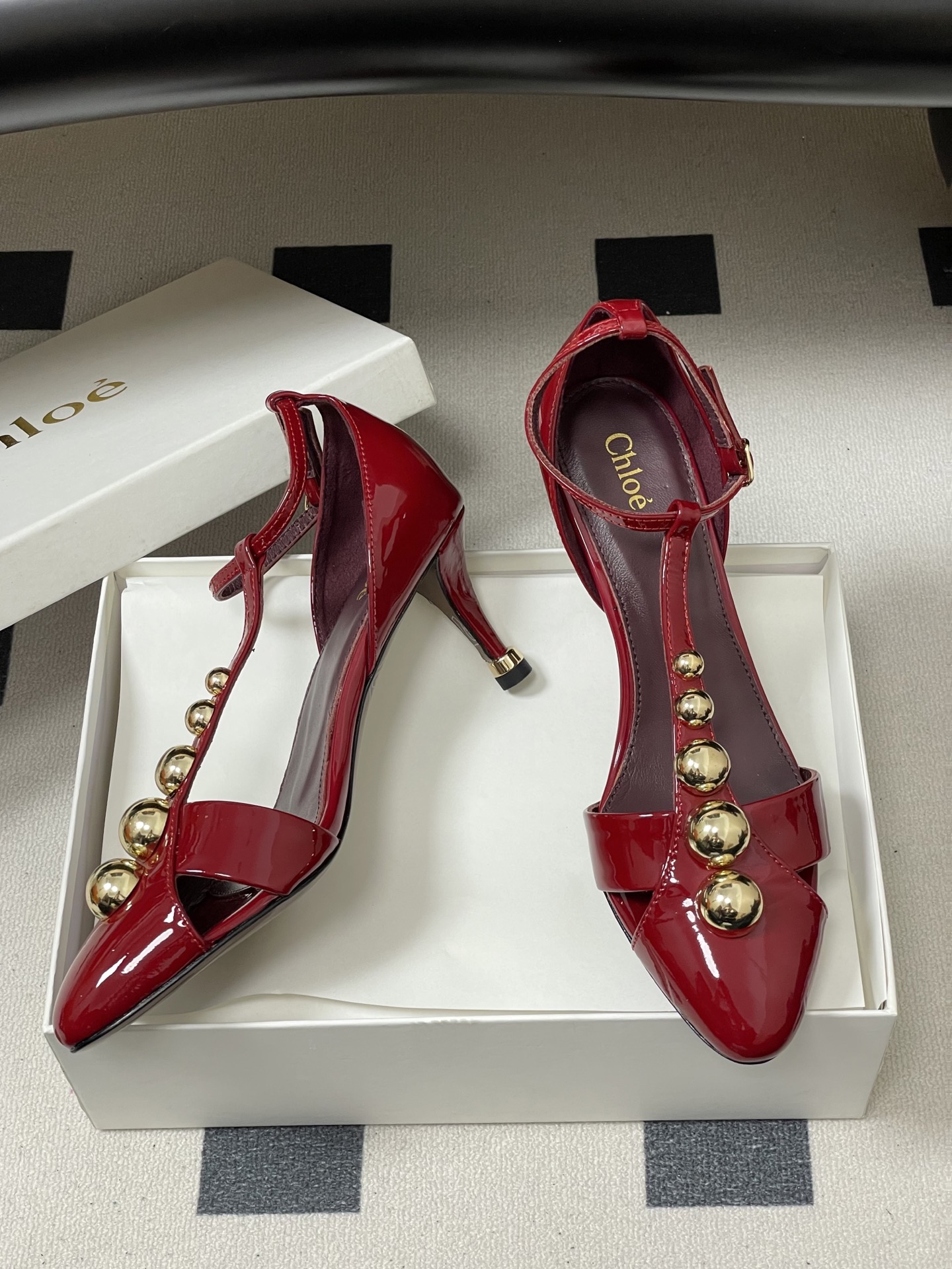 -Chloe蔻依 26ss春夏新款 小坡跟芭蕾舞鞋圆头漆皮简约优雅玛丽珍鞋高跟单鞋复古 T 字带金圆珠凉