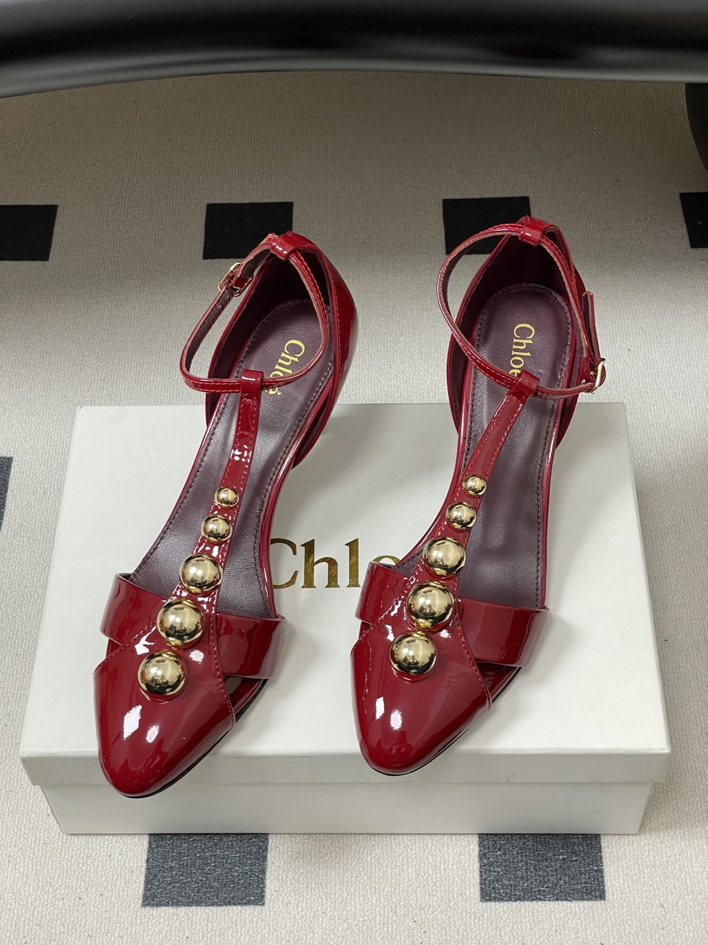 -Chloe蔻依 26ss春夏新款 小坡跟芭蕾舞鞋圆头漆皮简约优雅玛丽珍鞋高跟单鞋复古 T 字带金圆珠凉