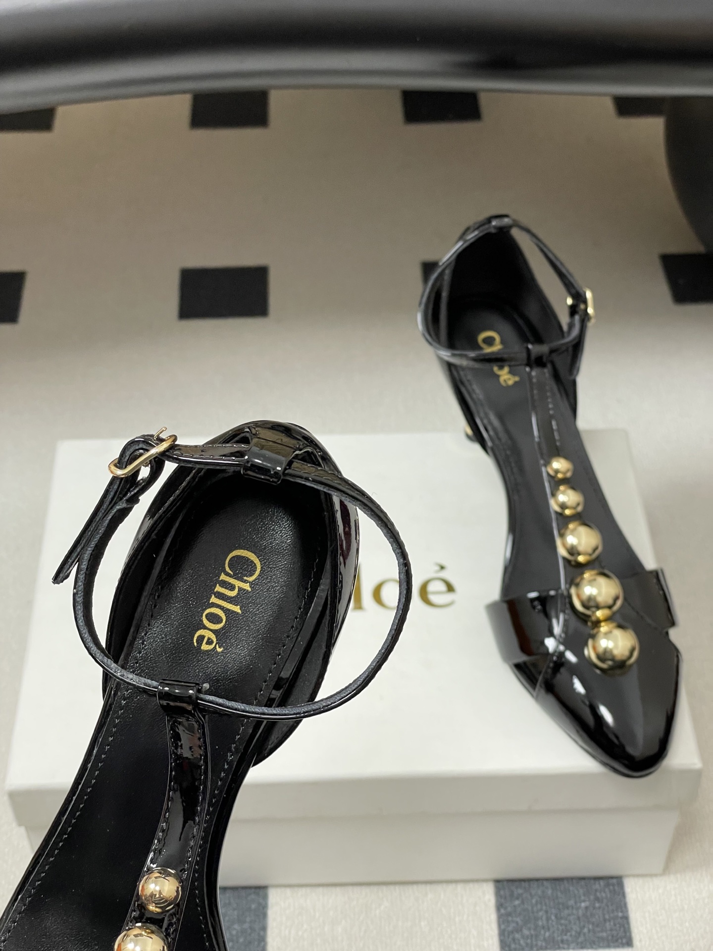 -Chloe蔻依 26ss春夏新款 小坡跟芭蕾舞鞋圆头漆皮简约优雅玛丽珍鞋高跟单鞋复古 T 字带金圆珠凉