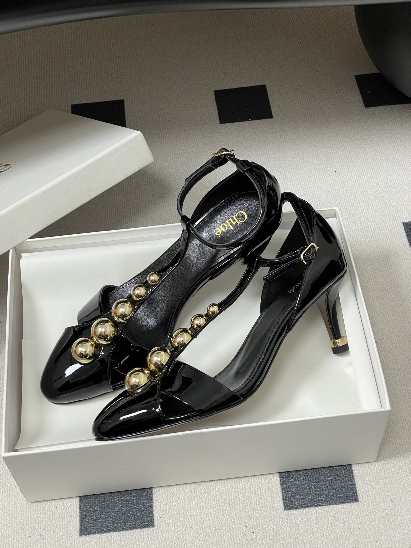 -Chloe蔻依 26ss春夏新款 小坡跟芭蕾舞鞋圆头漆皮简约优雅玛丽珍鞋高跟单鞋复古 T 字带金圆珠凉