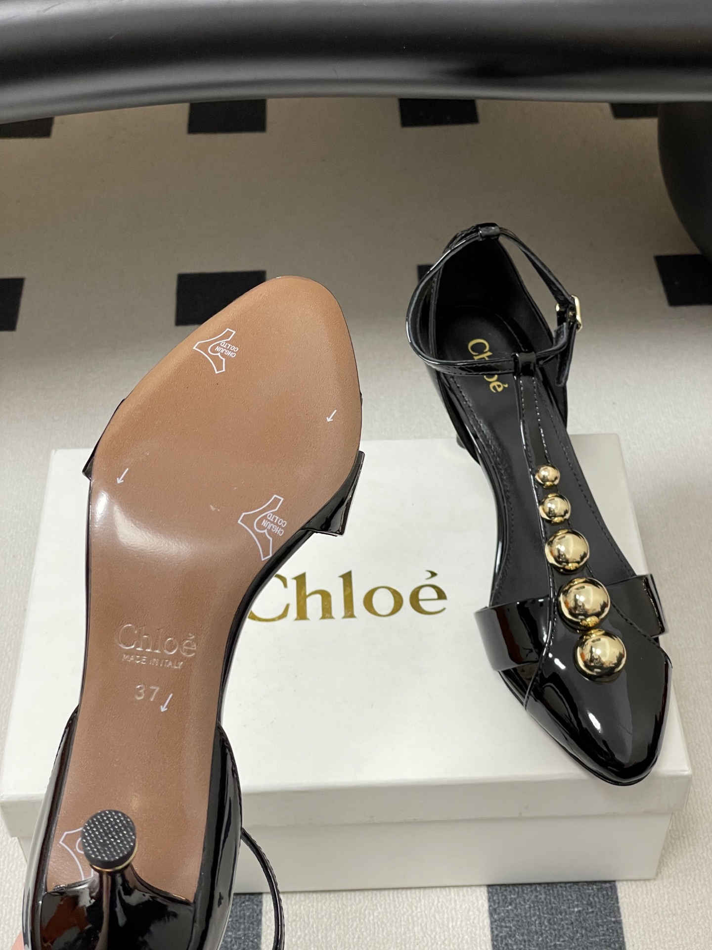 -Chloe蔻依 26ss春夏新款 小坡跟芭蕾舞鞋圆头漆皮简约优雅玛丽珍鞋高跟单鞋复古 T 字带金圆珠凉