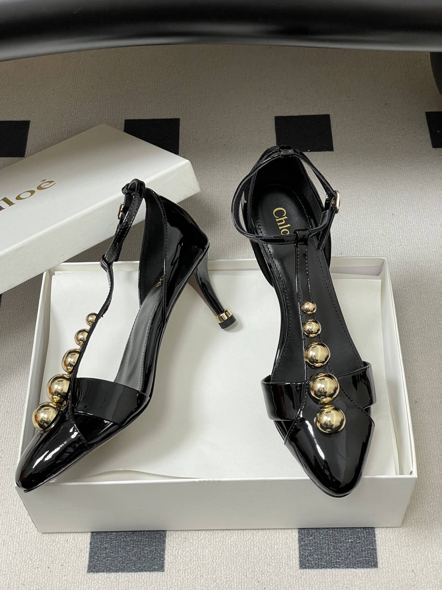 -Chloe蔻依 26ss春夏新款 小坡跟芭蕾舞鞋圆头漆皮简约优雅玛丽珍鞋高跟单鞋复古 T 字带金圆珠凉