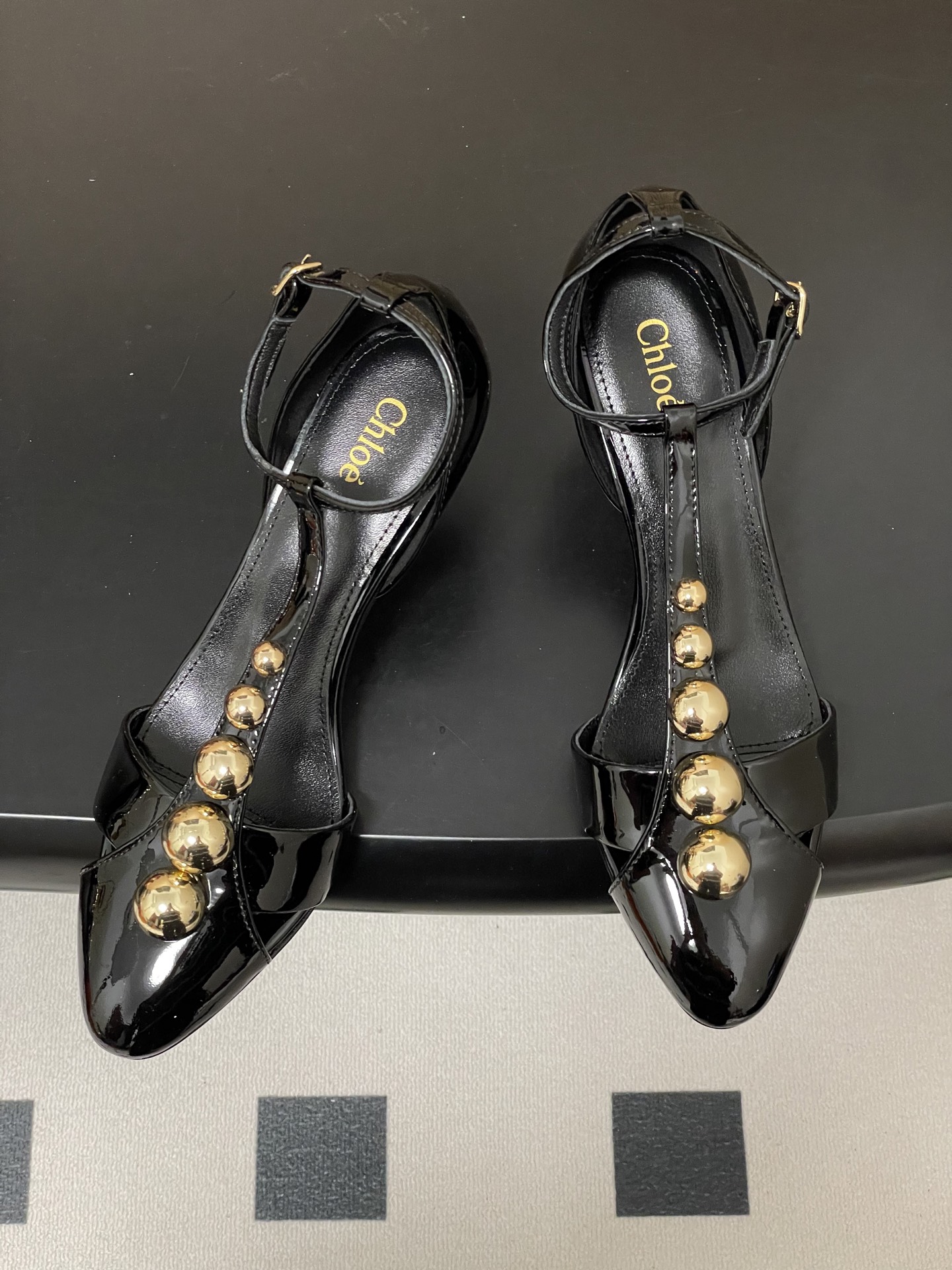 -Chloe蔻依 26ss春夏新款 小坡跟芭蕾舞鞋圆头漆皮简约优雅玛丽珍鞋高跟单鞋复古 T 字带金圆珠凉