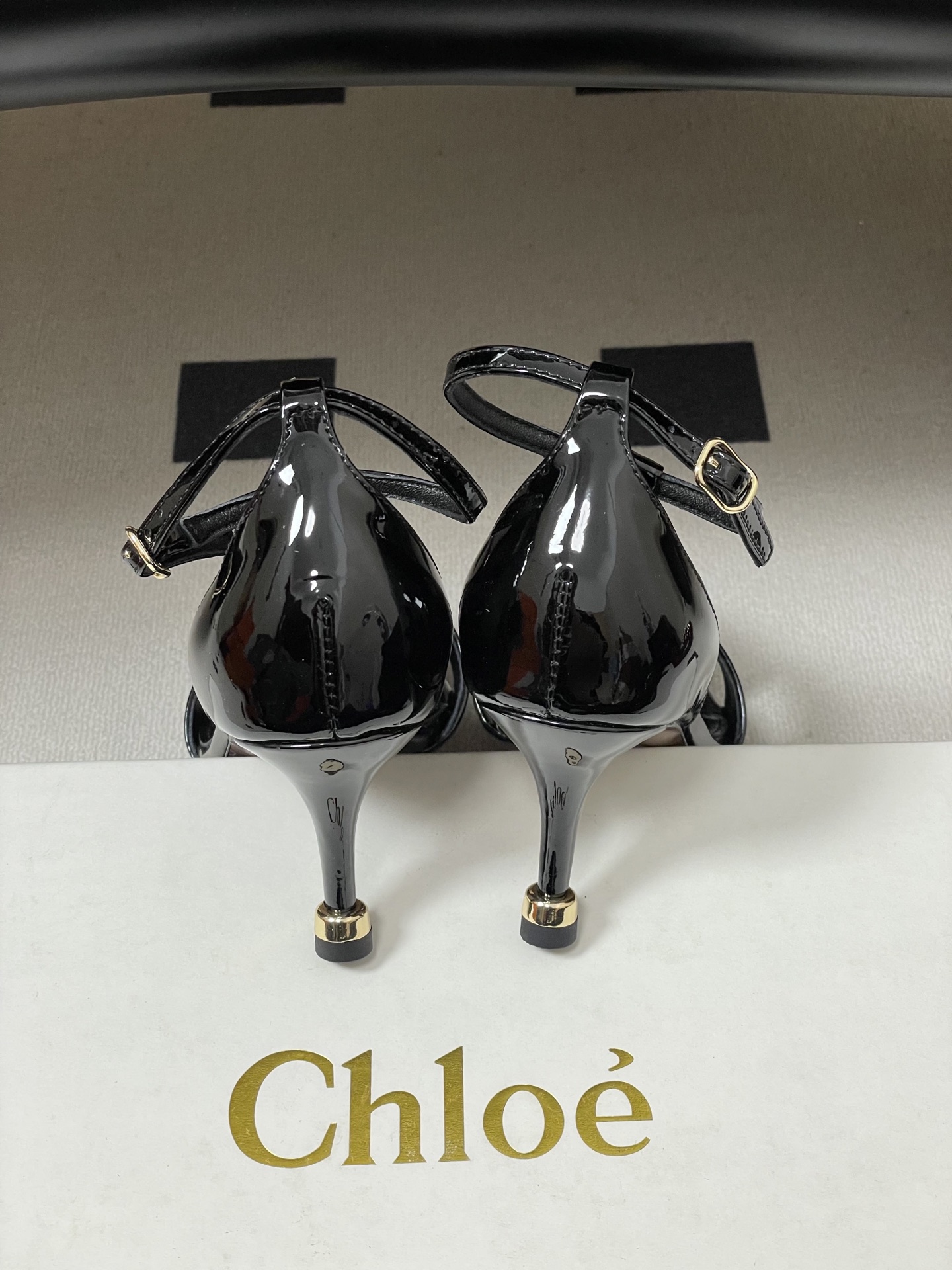 -Chloe蔻依 26ss春夏新款 小坡跟芭蕾舞鞋圆头漆皮简约优雅玛丽珍鞋高跟单鞋复古 T 字带金圆珠凉