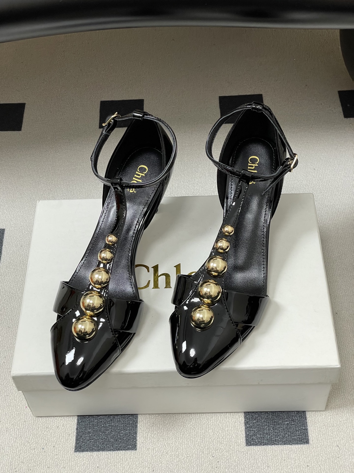 -Chloe蔻依 26ss春夏新款 小坡跟芭蕾舞鞋圆头漆皮简约优雅玛丽珍鞋高跟单鞋复古 T 字带金圆珠凉