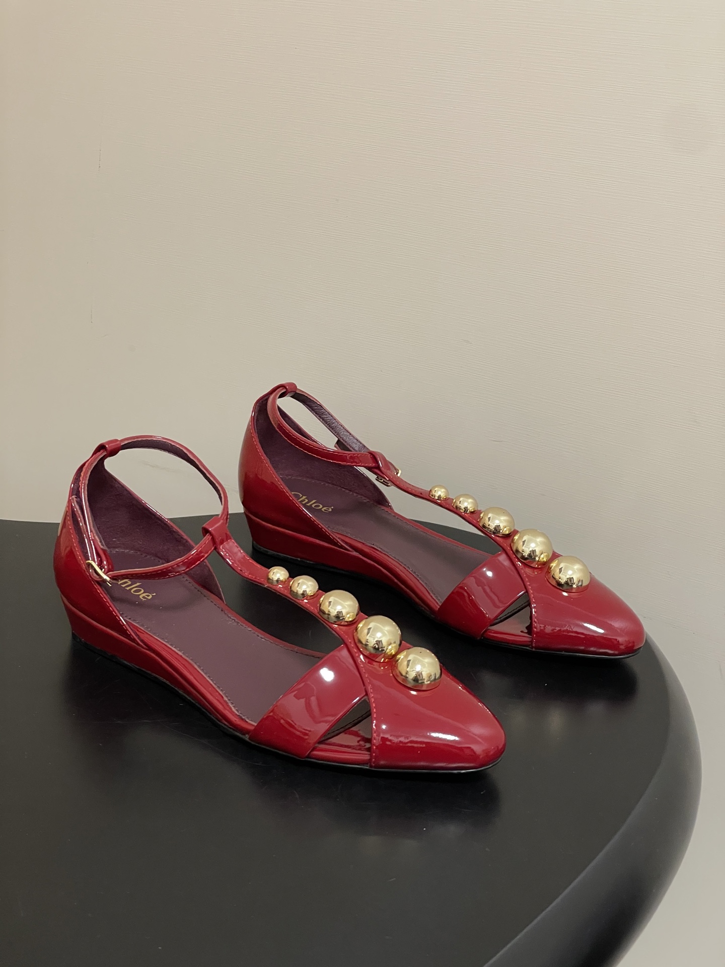 -Chloe蔻依 26ss春夏新款 小坡跟芭蕾舞鞋圆头漆皮简约优雅玛丽珍鞋高跟单鞋复古 T 字带金圆珠凉
