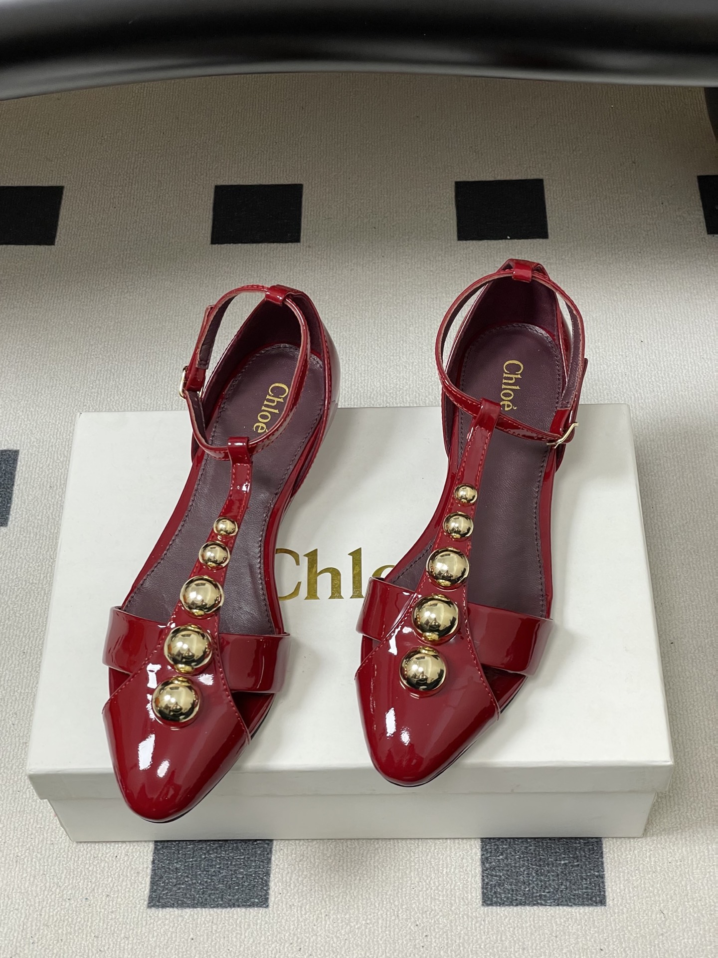 -Chloe蔻依 26ss春夏新款 小坡跟芭蕾舞鞋圆头漆皮简约优雅玛丽珍鞋高跟单鞋复古 T 字带金圆珠凉