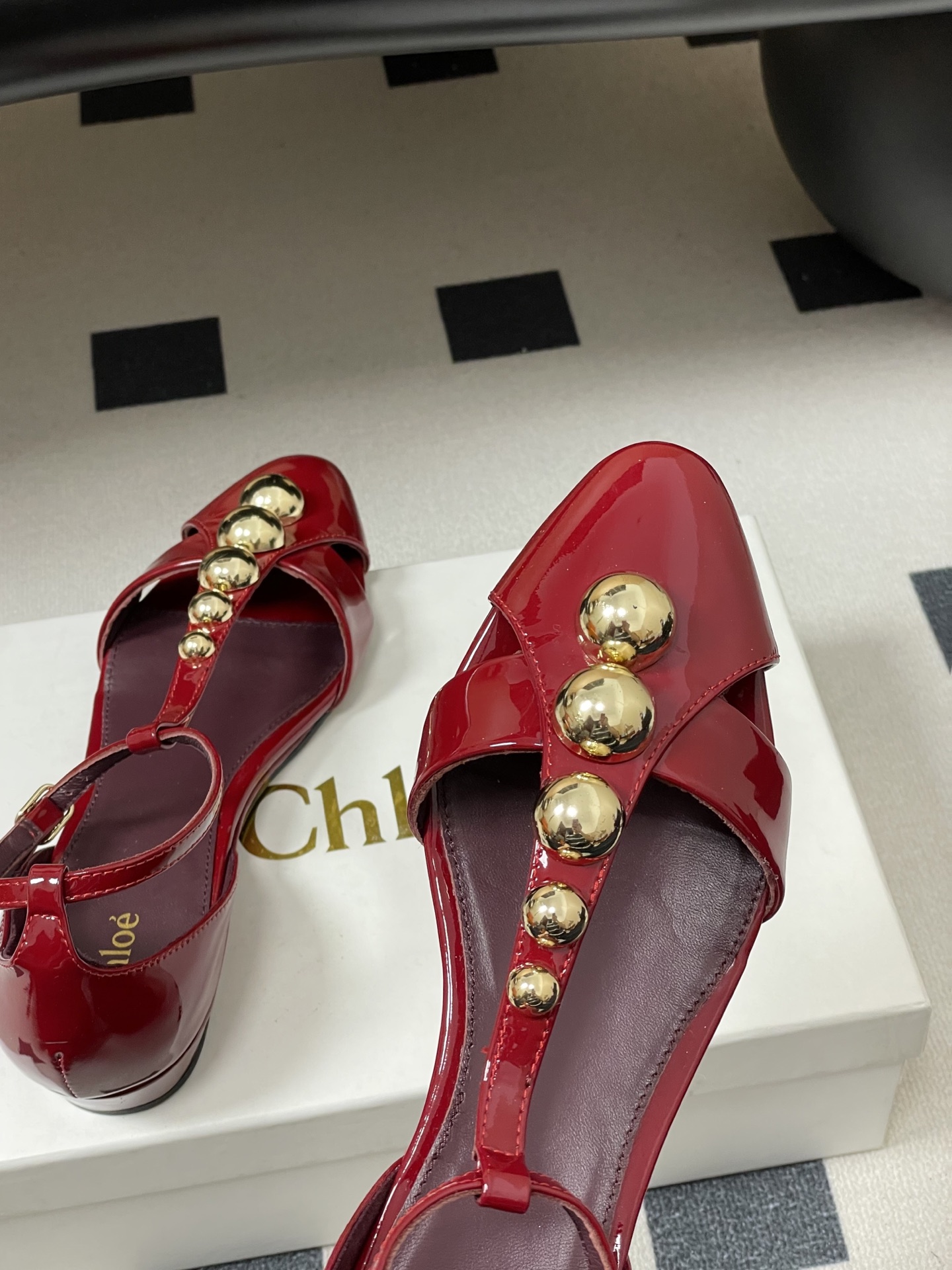 -Chloe蔻依 26ss春夏新款 小坡跟芭蕾舞鞋圆头漆皮简约优雅玛丽珍鞋高跟单鞋复古 T 字带金圆珠凉
