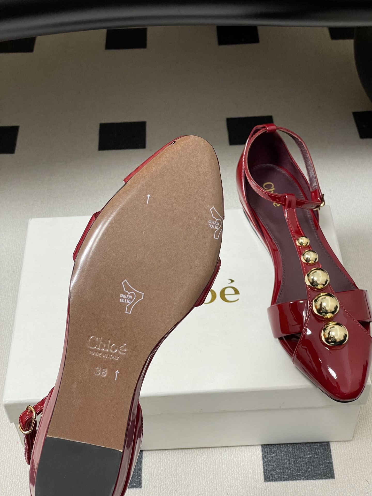 -Chloe蔻依 26ss春夏新款 小坡跟芭蕾舞鞋圆头漆皮简约优雅玛丽珍鞋高跟单鞋复古 T 字带金圆珠凉