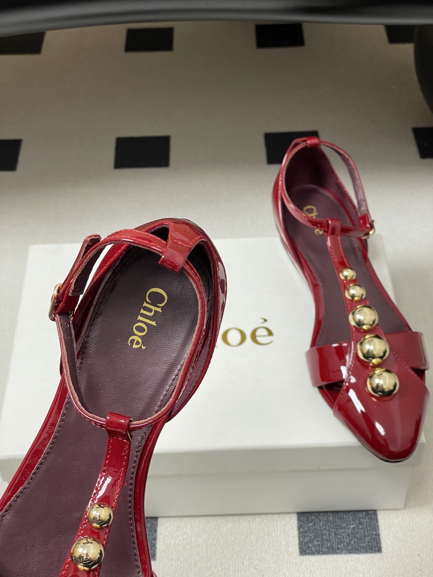 -Chloe蔻依 26ss春夏新款 小坡跟芭蕾舞鞋圆头漆皮简约优雅玛丽珍鞋高跟单鞋复古 T 字带金圆珠凉