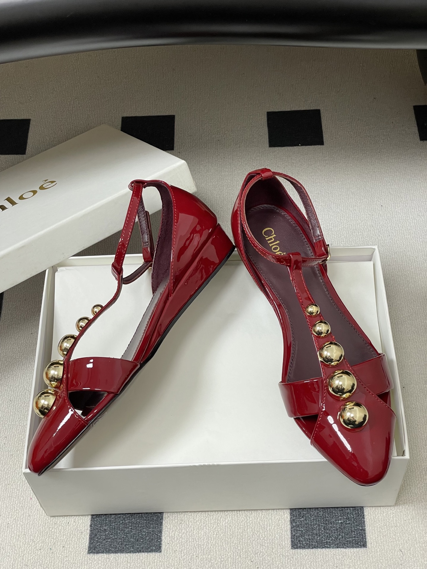 -Chloe蔻依 26ss春夏新款 小坡跟芭蕾舞鞋圆头漆皮简约优雅玛丽珍鞋高跟单鞋复古 T 字带金圆珠凉