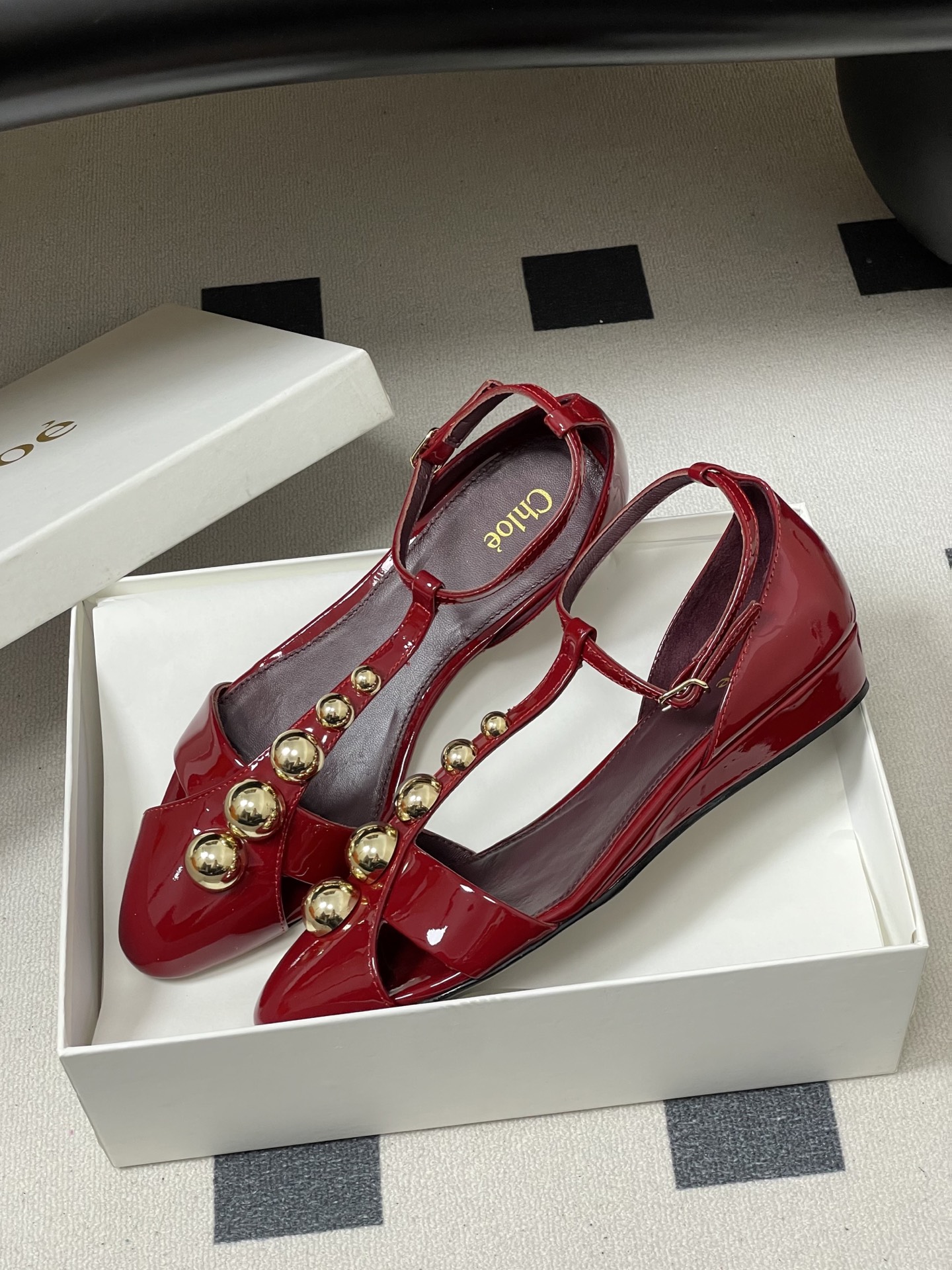 -Chloe蔻依 26ss春夏新款 小坡跟芭蕾舞鞋圆头漆皮简约优雅玛丽珍鞋高跟单鞋复古 T 字带金圆珠凉