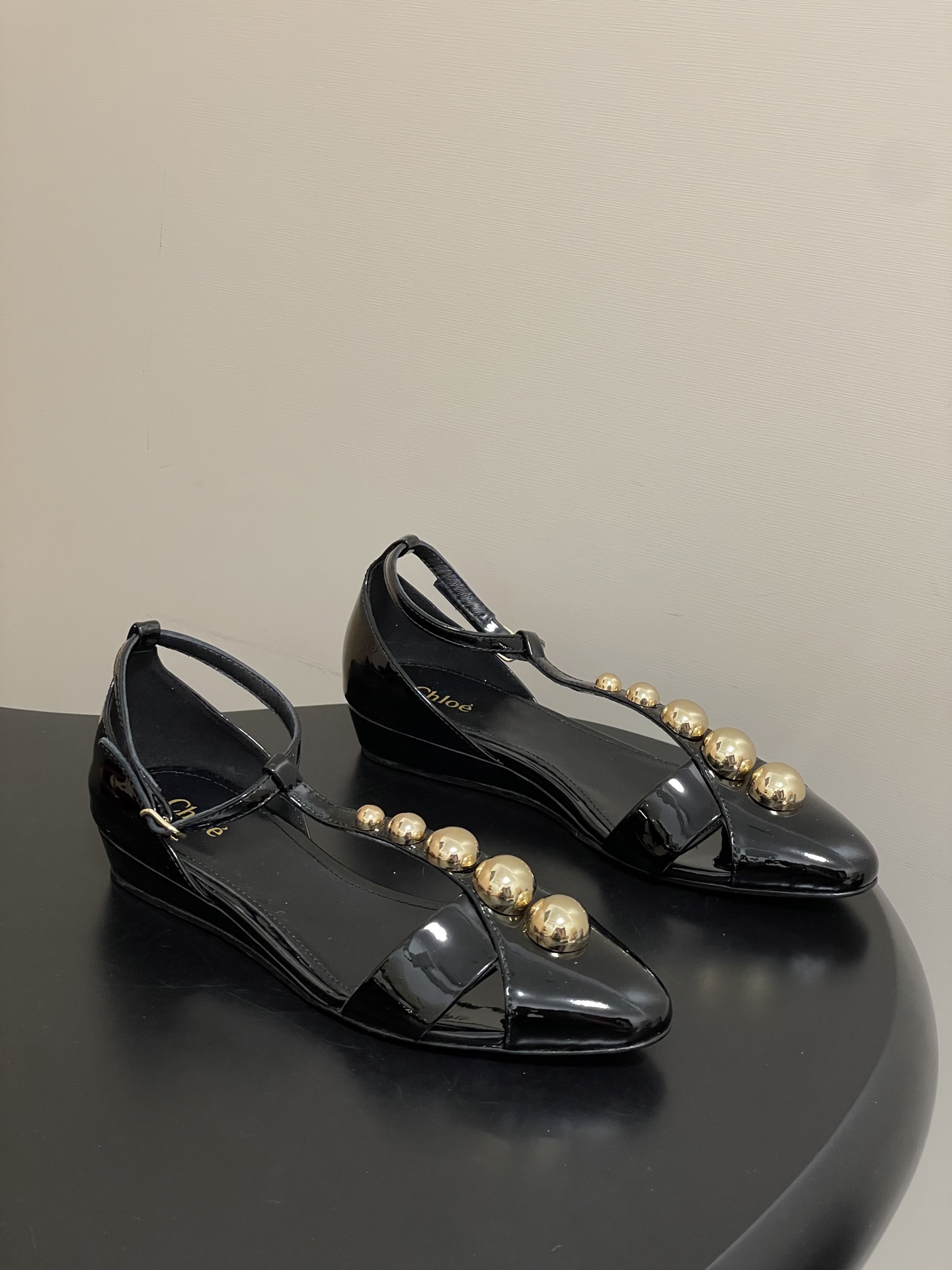 -Chloe蔻依 26ss春夏新款 小坡跟芭蕾舞鞋圆头漆皮简约优雅玛丽珍鞋高跟单鞋复古 T 字带金圆珠凉