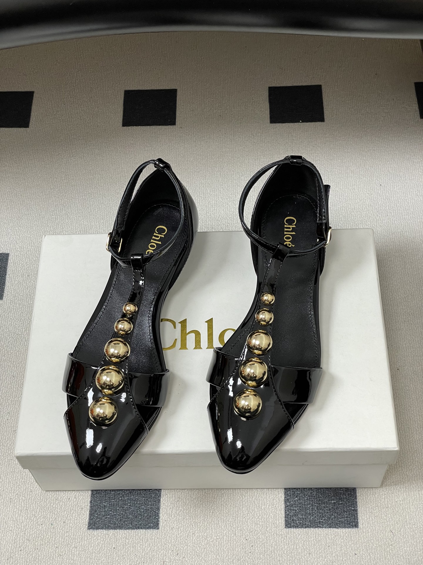 -Chloe蔻依 26ss春夏新款 小坡跟芭蕾舞鞋圆头漆皮简约优雅玛丽珍鞋高跟单鞋复古 T 字带金圆珠凉