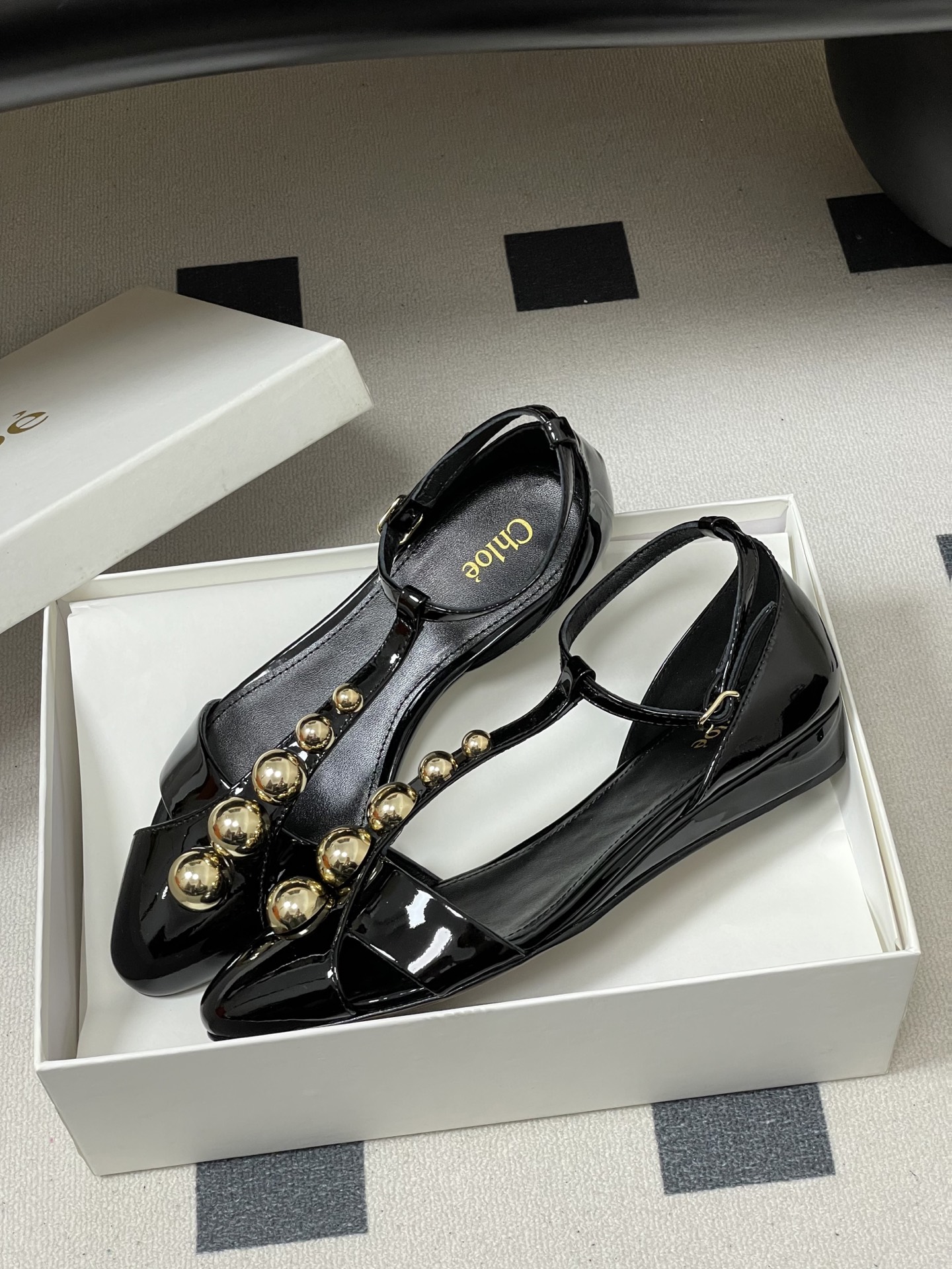 -Chloe蔻依 26ss春夏新款 小坡跟芭蕾舞鞋圆头漆皮简约优雅玛丽珍鞋高跟单鞋复古 T 字带金圆珠凉