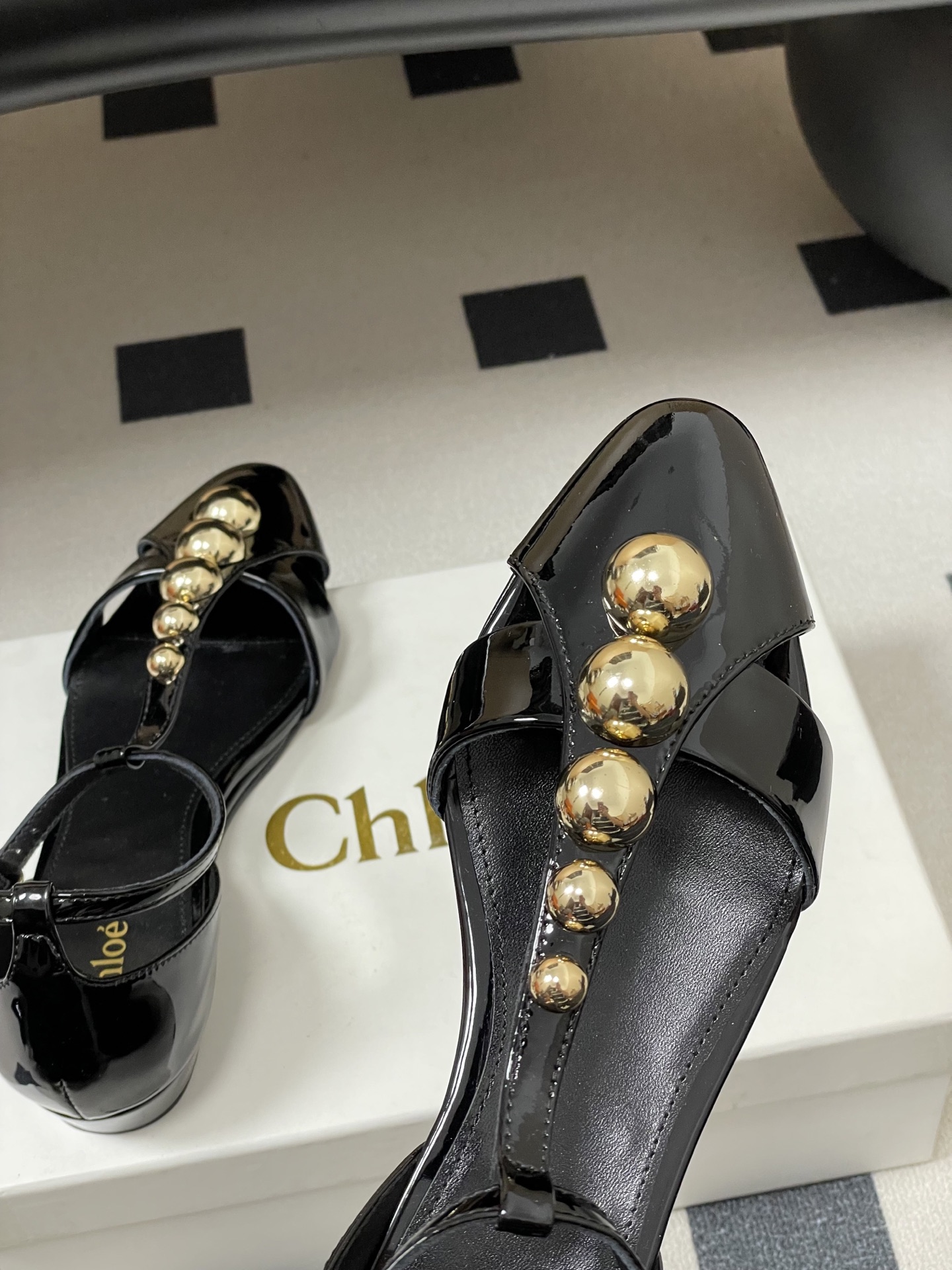 -Chloe蔻依 26ss春夏新款 小坡跟芭蕾舞鞋圆头漆皮简约优雅玛丽珍鞋高跟单鞋复古 T 字带金圆珠凉