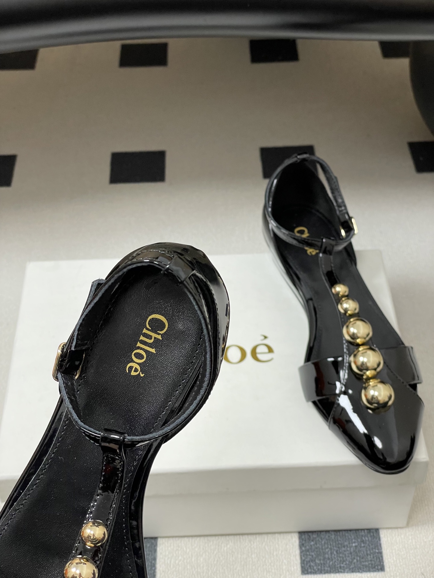 -Chloe蔻依 26ss春夏新款 小坡跟芭蕾舞鞋圆头漆皮简约优雅玛丽珍鞋高跟单鞋复古 T 字带金圆珠凉