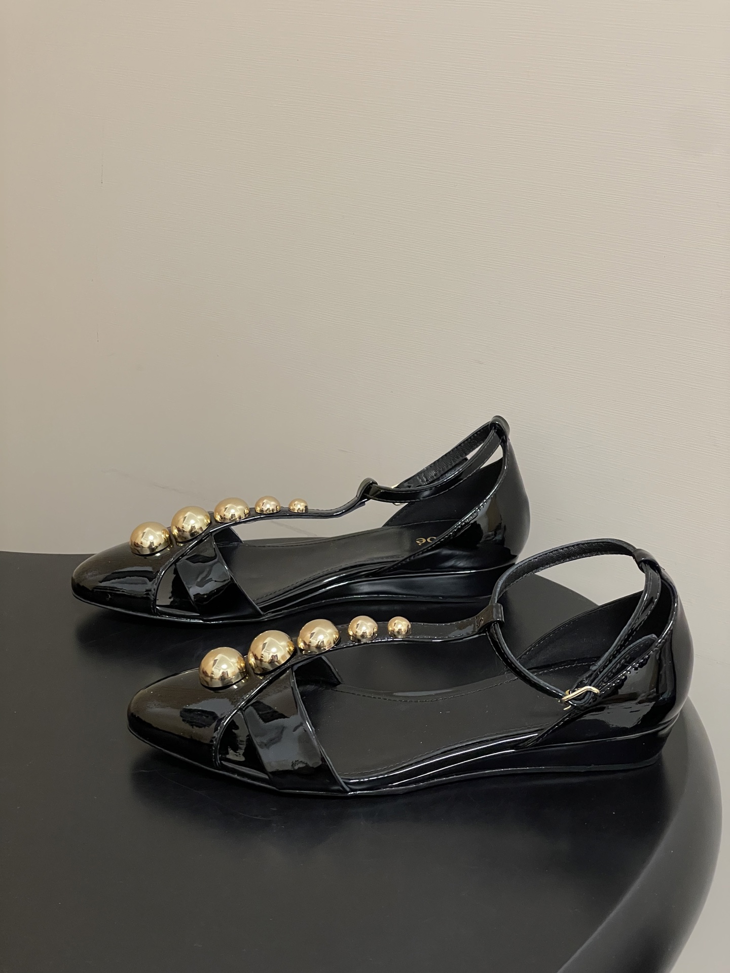 -Chloe蔻依 26ss春夏新款 小坡跟芭蕾舞鞋圆头漆皮简约优雅玛丽珍鞋高跟单鞋复古 T 字带金圆珠凉