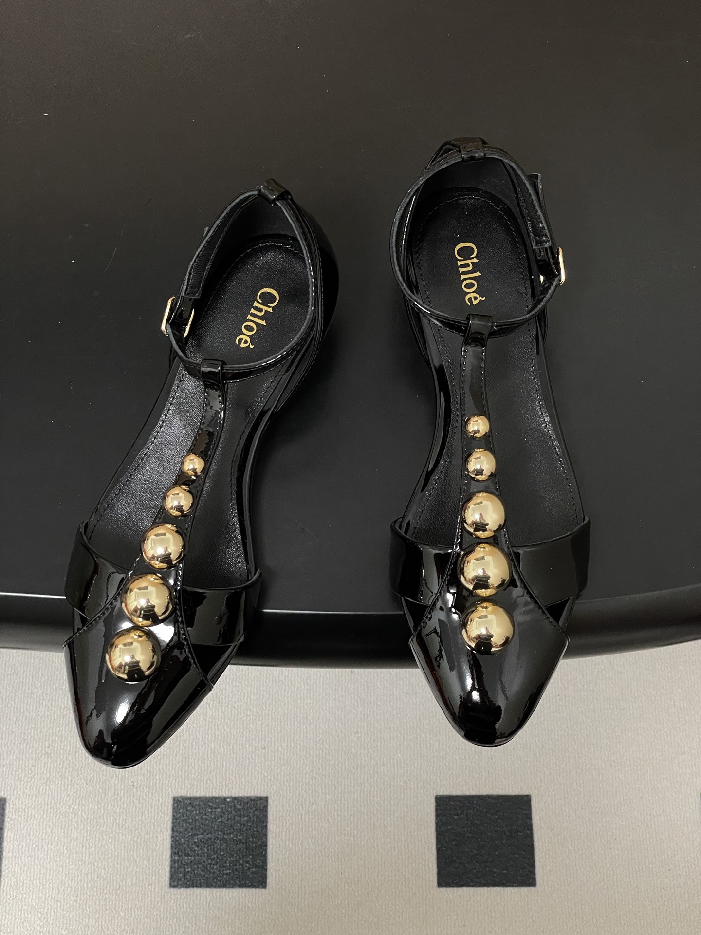 -Chloe蔻依 26ss春夏新款 小坡跟芭蕾舞鞋圆头漆皮简约优雅玛丽珍鞋高跟单鞋复古 T 字带金圆珠凉