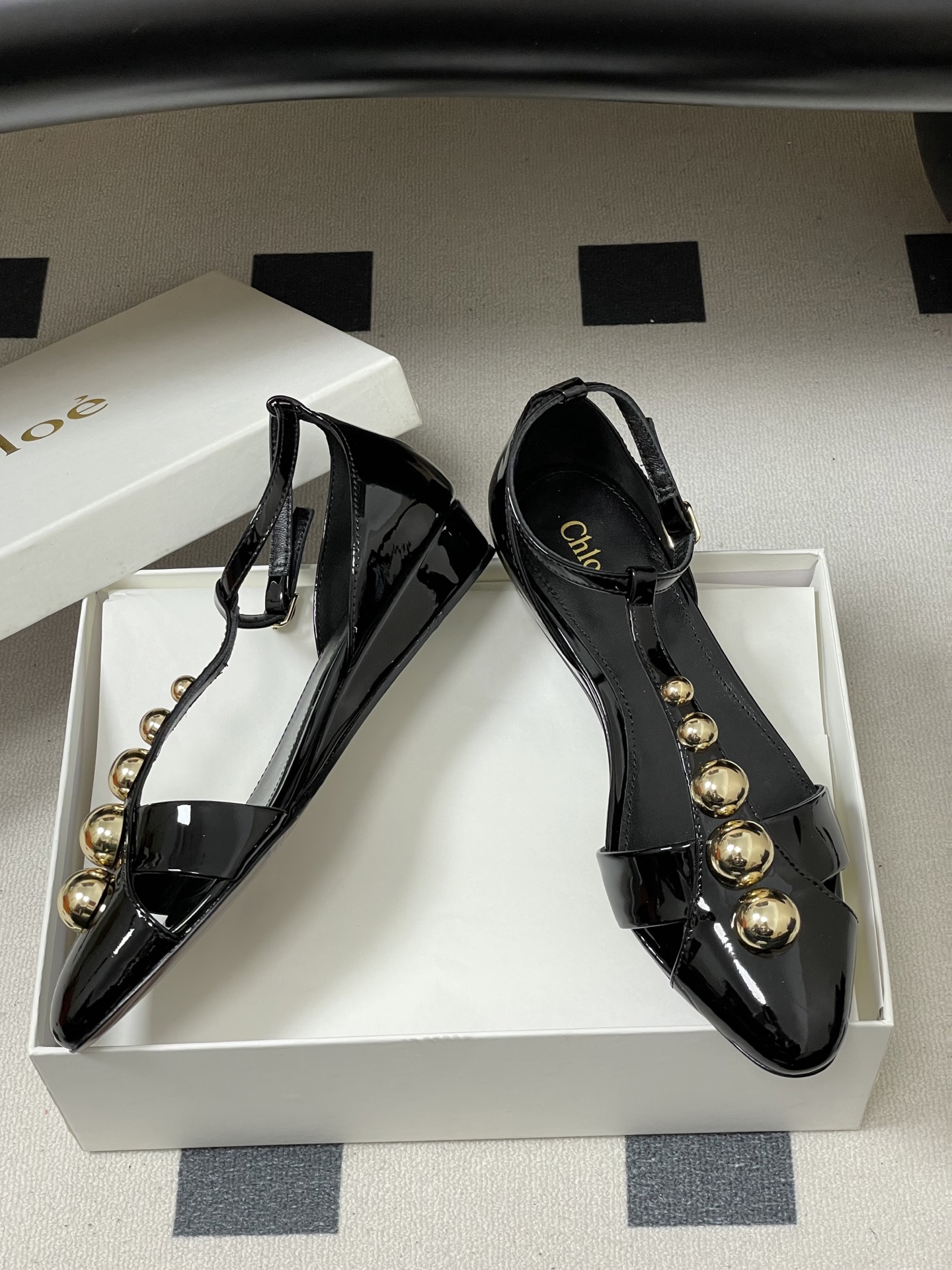 -Chloe蔻依 26ss春夏新款 小坡跟芭蕾舞鞋圆头漆皮简约优雅玛丽珍鞋高跟单鞋复古 T 字带金圆珠凉